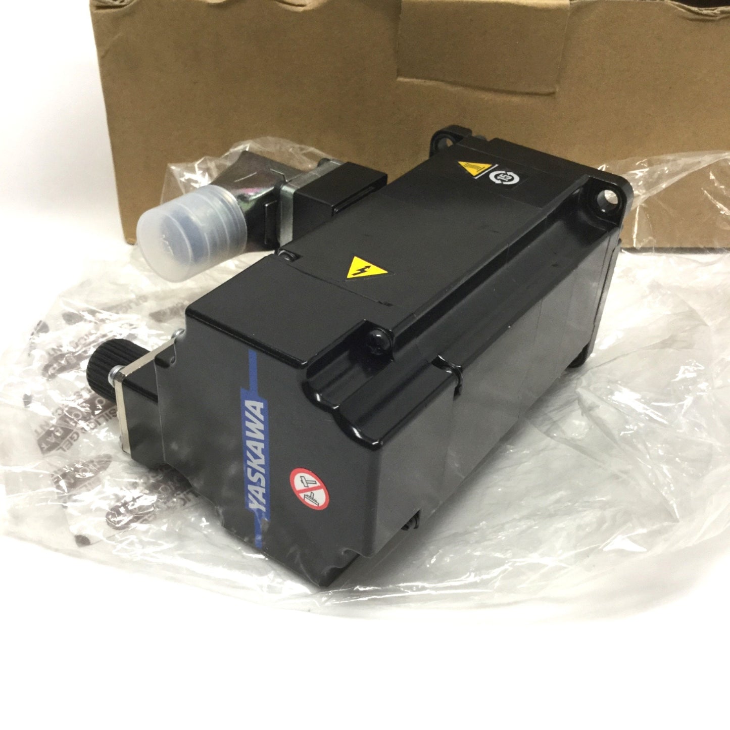 New – Open box Yaskawa SGM7J-02D7F6C Sigma-7 Rotary Servo Motor, 400V 3-Phase, 200W, 3000RPM
