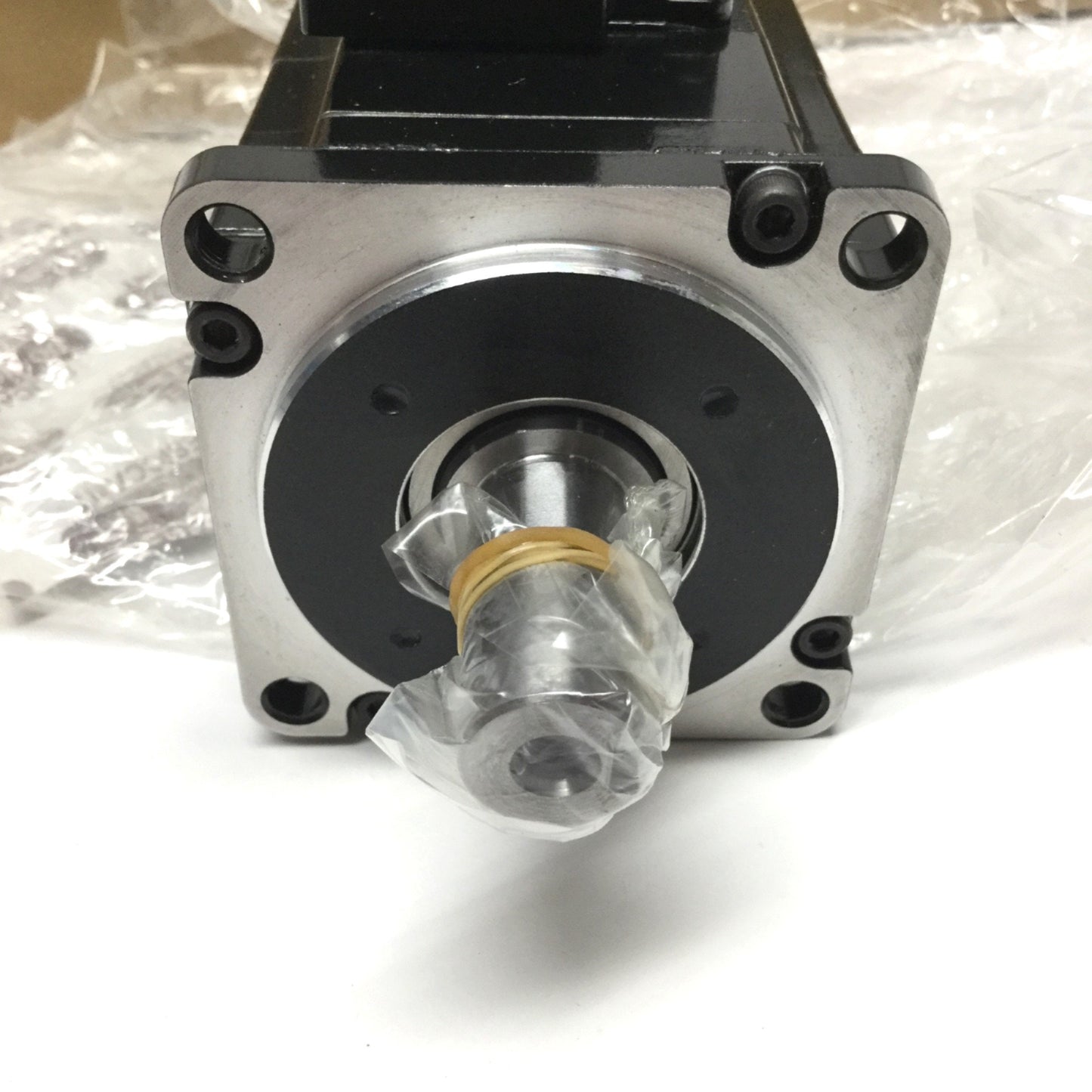 New – Open box Yaskawa SGM7J-02D7F6C Sigma-7 Rotary Servo Motor, 400V 3-Phase, 200W, 3000RPM