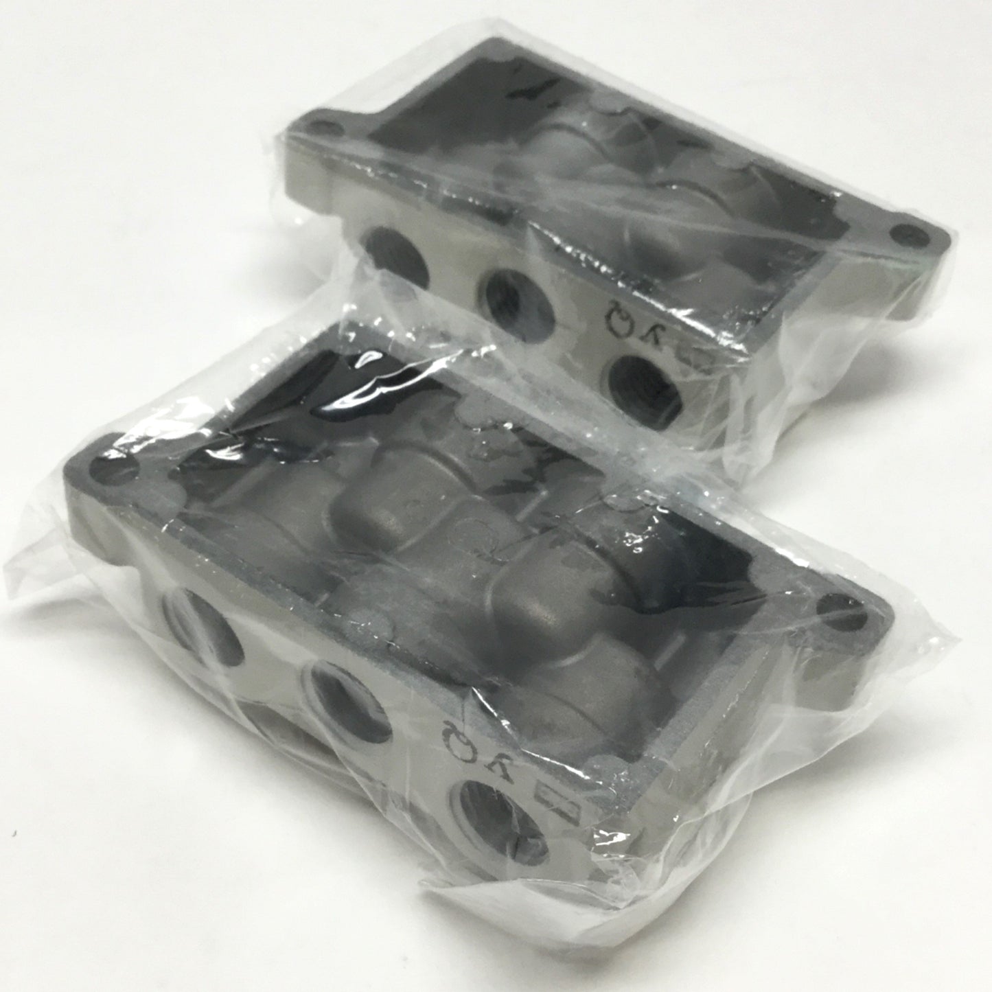New Lot of 2 SMC VS1-01-A02T Solenoid Valve Sub-Plate Manifold Bases 5-Port 1/4" NPT