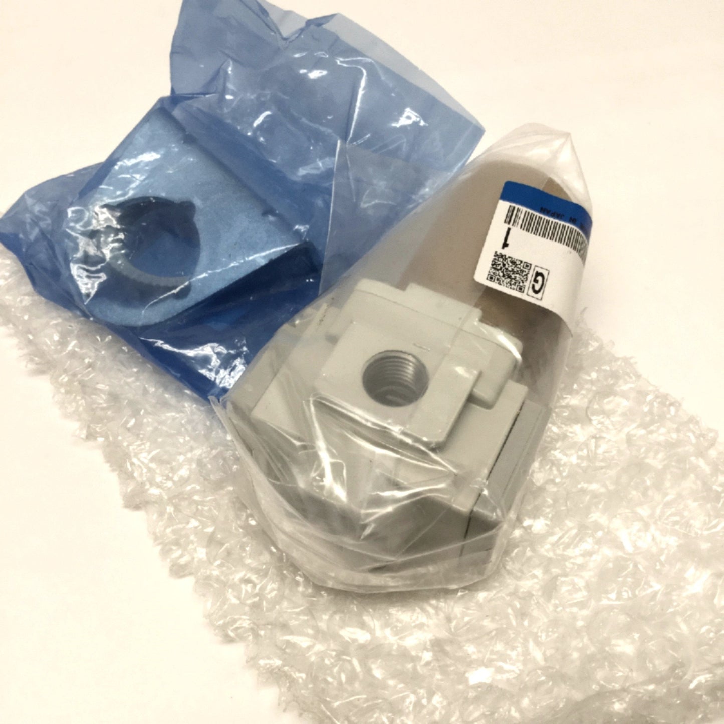 New SMC AR20-N02E-Z-B Pneumatic Pressure Regulator 1/4" NPT, Built-In Gauge 7-125psi