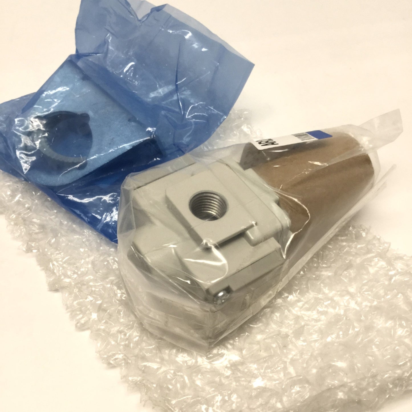 New SMC AR20-N02E-Z-B Pneumatic Pressure Regulator 1/4" NPT, Built-In Gauge 7-125psi