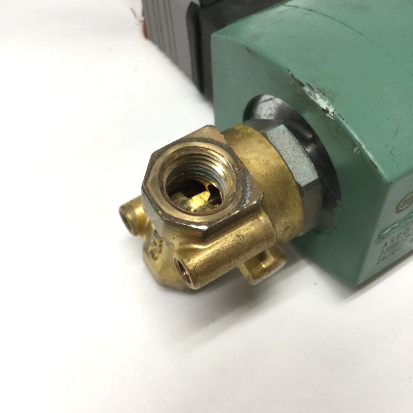 Used ASCO SU8262H202E Red-Hat II Brass Solenoid Valve 1/4" NPT, 2-Way NC, 24VDC Coil