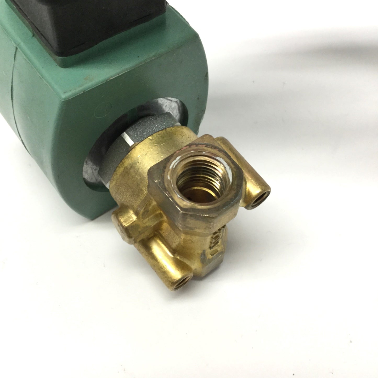 Used ASCO SU8262H202E Red-Hat II Brass Solenoid Valve 1/4" NPT, 2-Way NC, 24VDC Coil