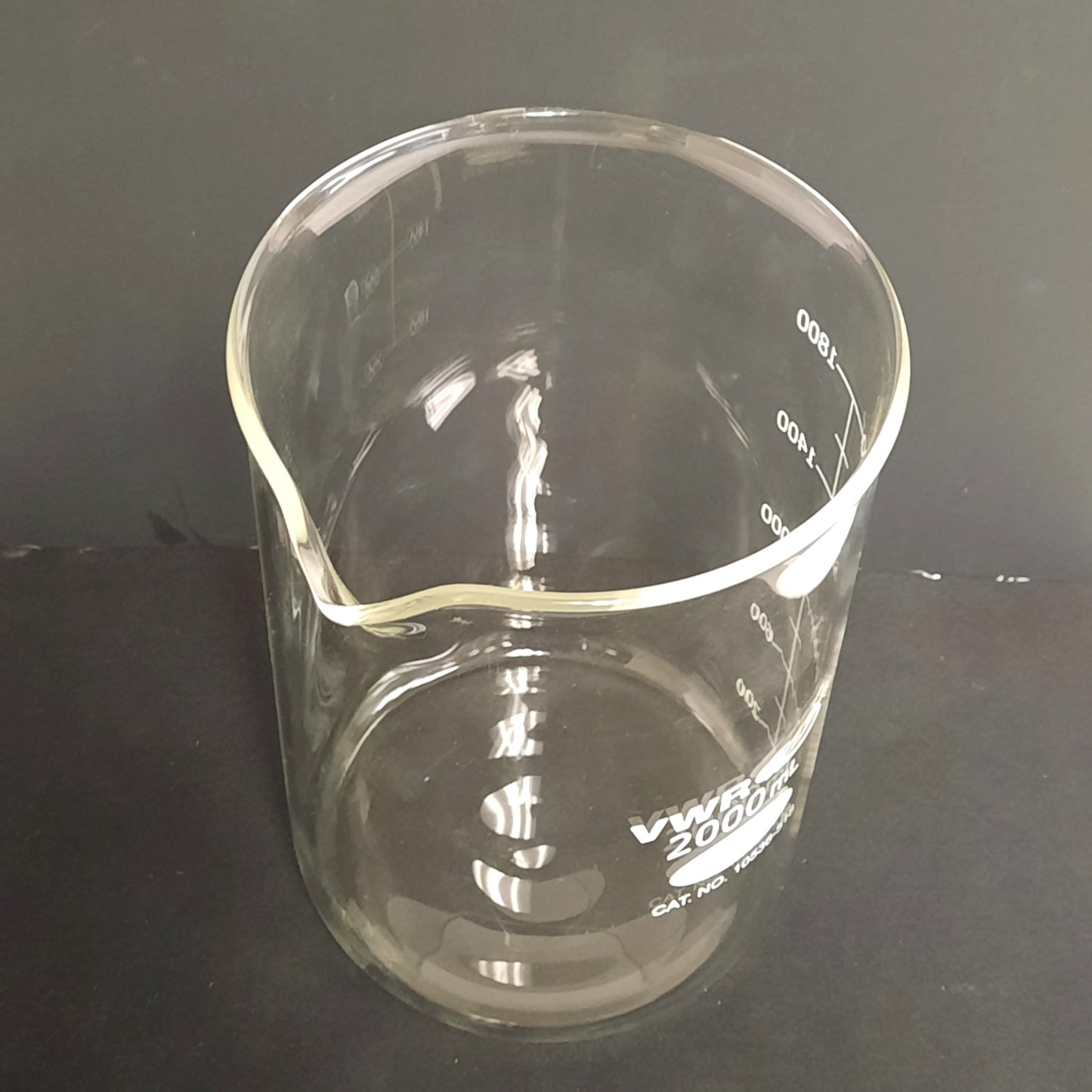 New – Open box VWR 10536-518 Glass Low Form Dual Scale Graduated Griffin Beaker 2000mL