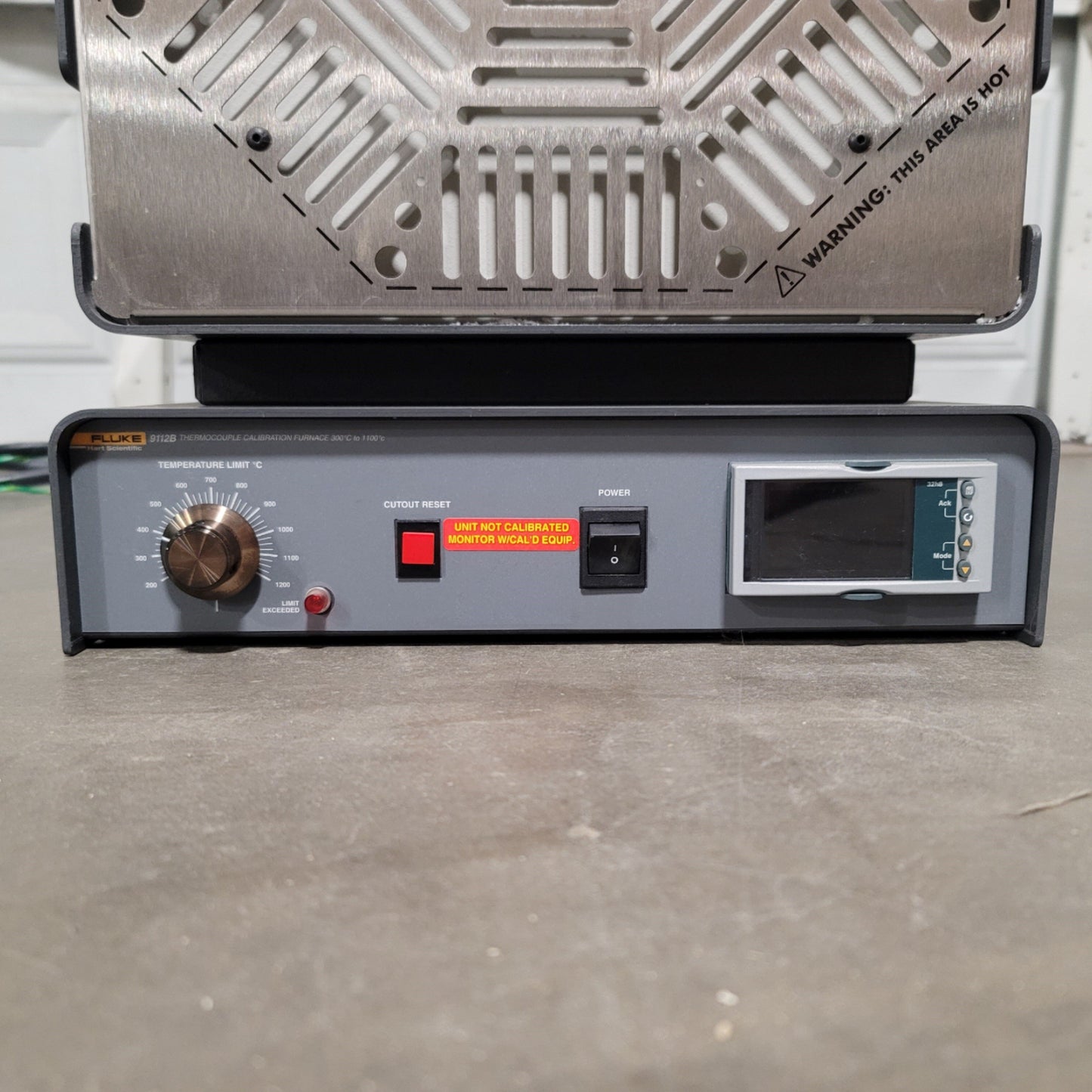 Used Fluke 9112B Thermocouple Calibration Furnace 300-1100°C, 230VAC 1-Ph *No TCs*