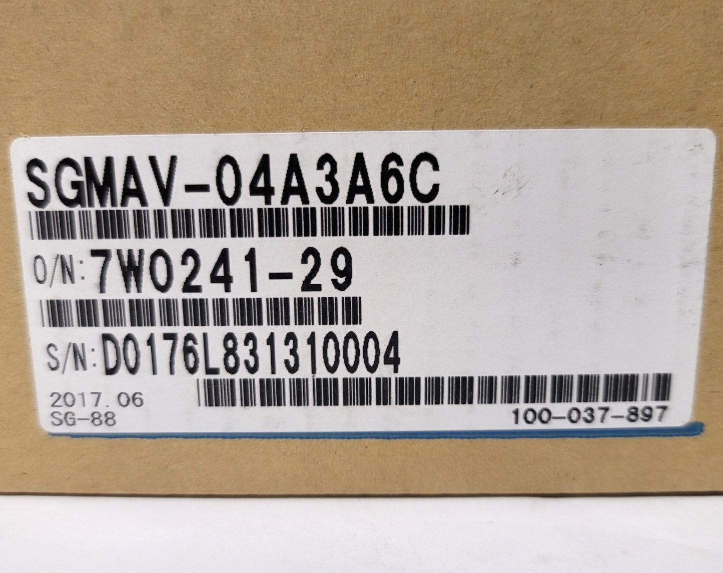 New Yaskawa SGMAV-04A3A6C Sigma 5 Servo Motor 400W, 200VAC 2.6A, 3000RPM, 1.27Nm