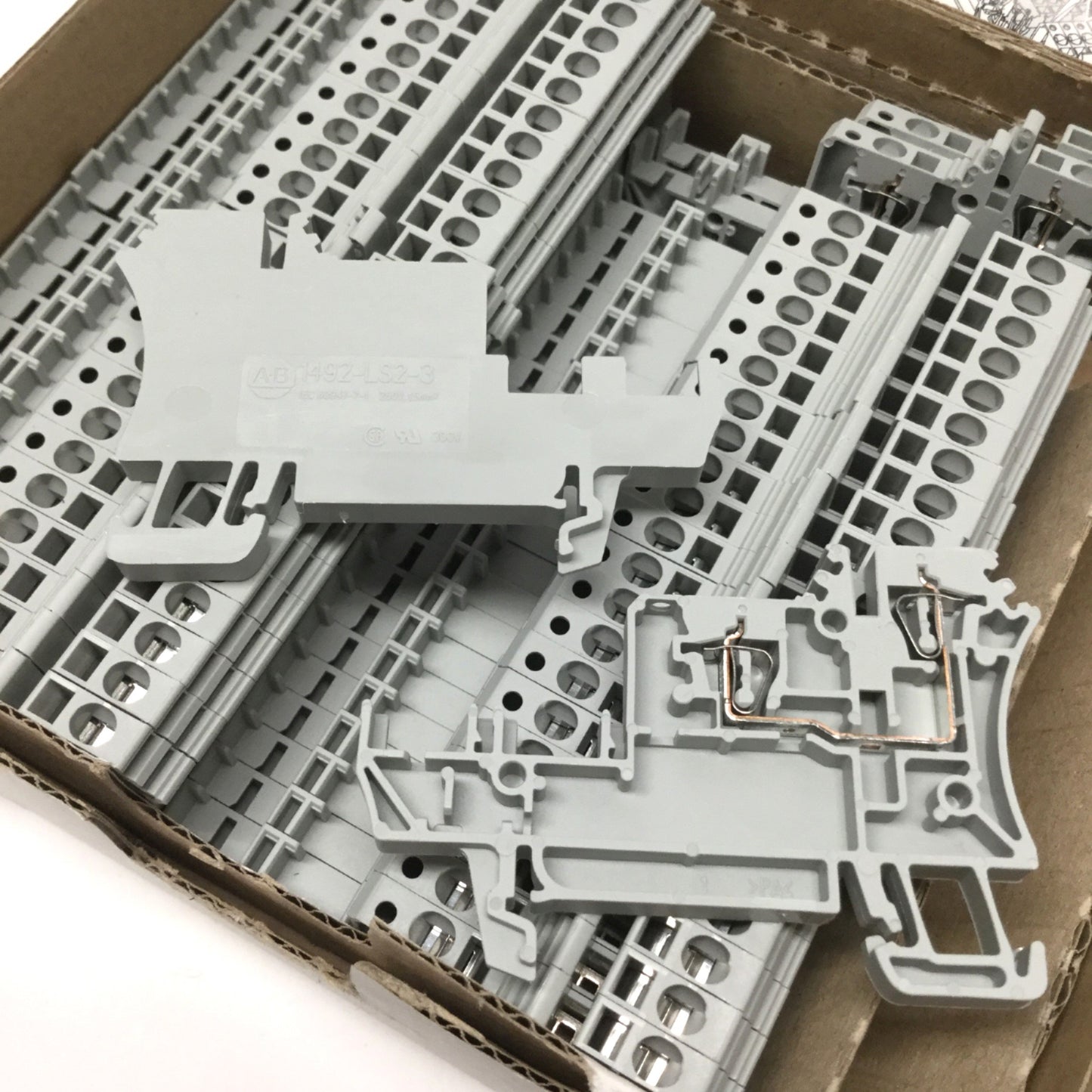 New – Open box Lot of 50 Allen Bradley 1492-LS2-3 3-Conductor Sensor Block Base 250V AC/DC 17A