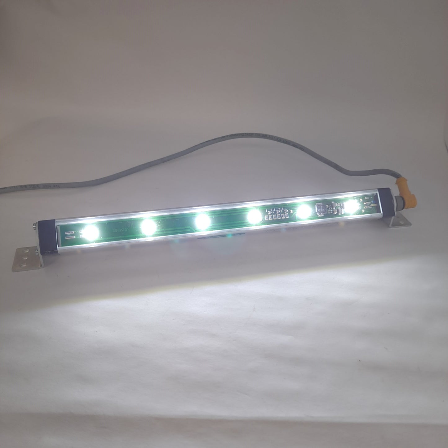 Used Banner WLS28XW285XQ Work Light Strip, 285mm, Cool White, M12 4-P, 12-30VDC 0.75A