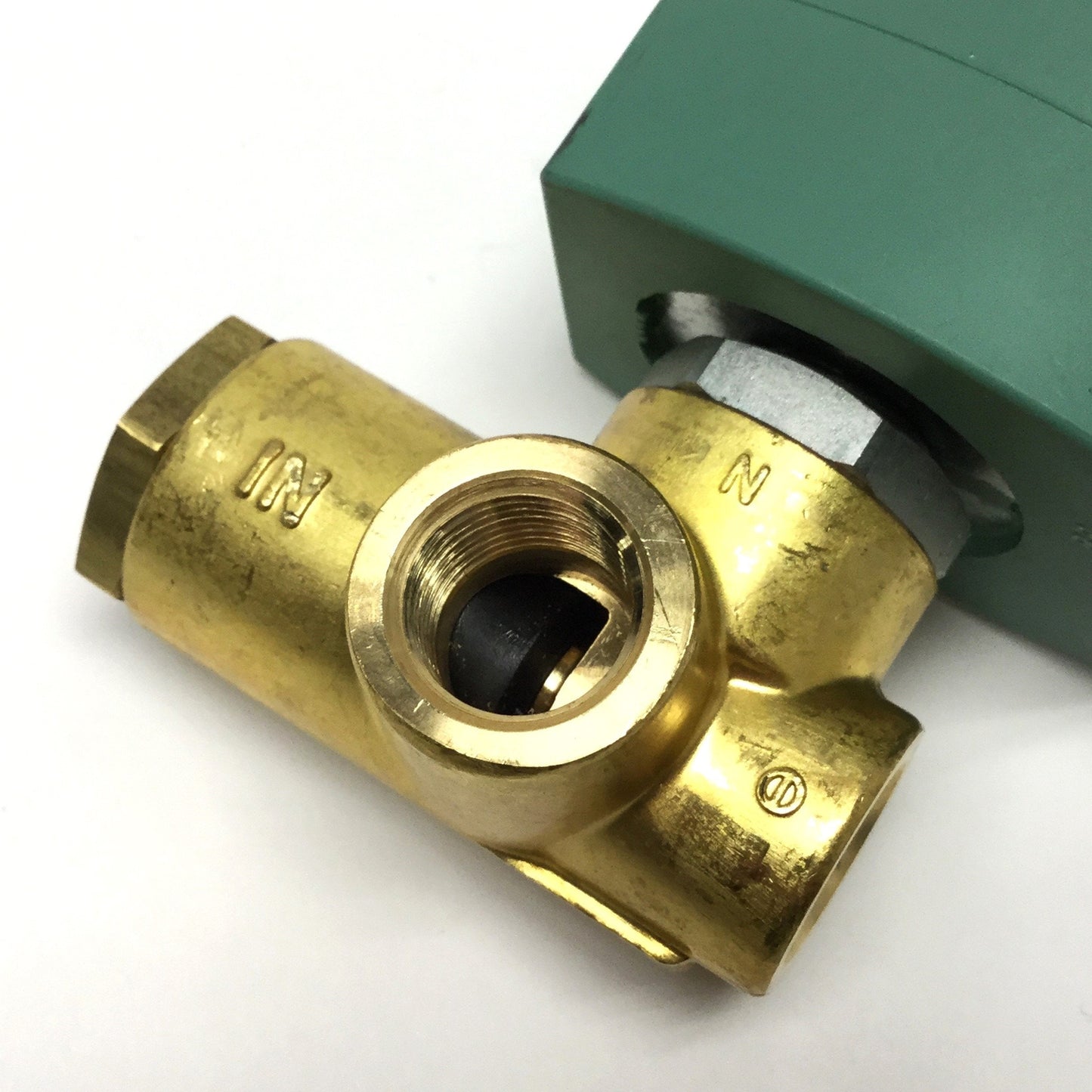 Used ASCO SD8223G023 Red Hat Solenoid Brass Valve 2-Way NC, 3/8" NPT, 24VDC, 400psi