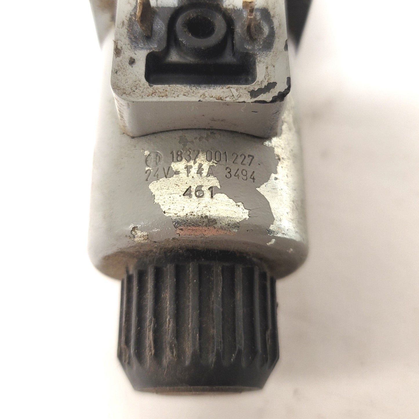 Used Bosch 9810231431 Hydraulic Direction Control Valve 4600psi 24VDC Coil 3POS 4Way