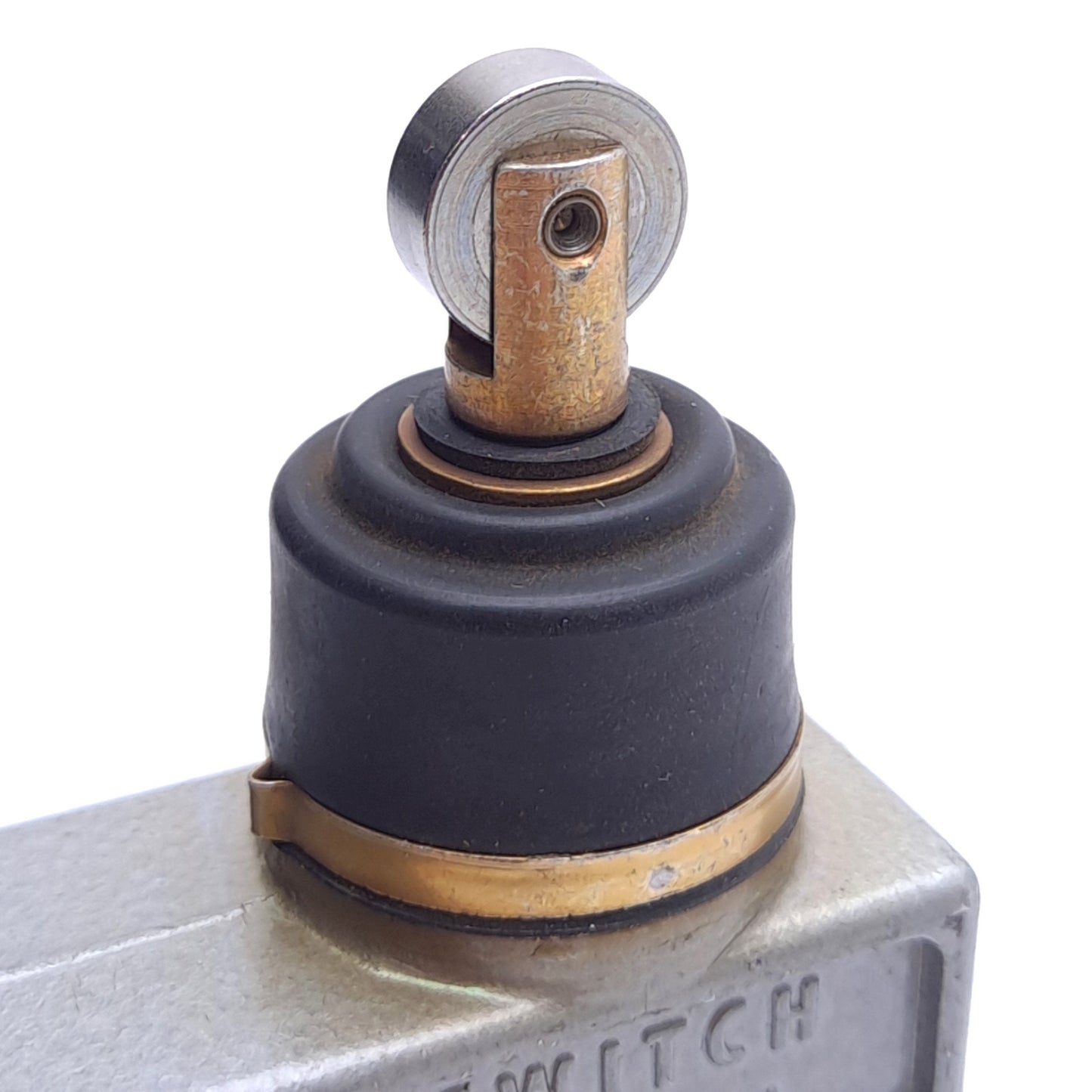 Used Honeywell B2E6-2RN807 Roller Arm Plunger Limit Switch SPDT, 1/2in NPT, 2A 600VAC