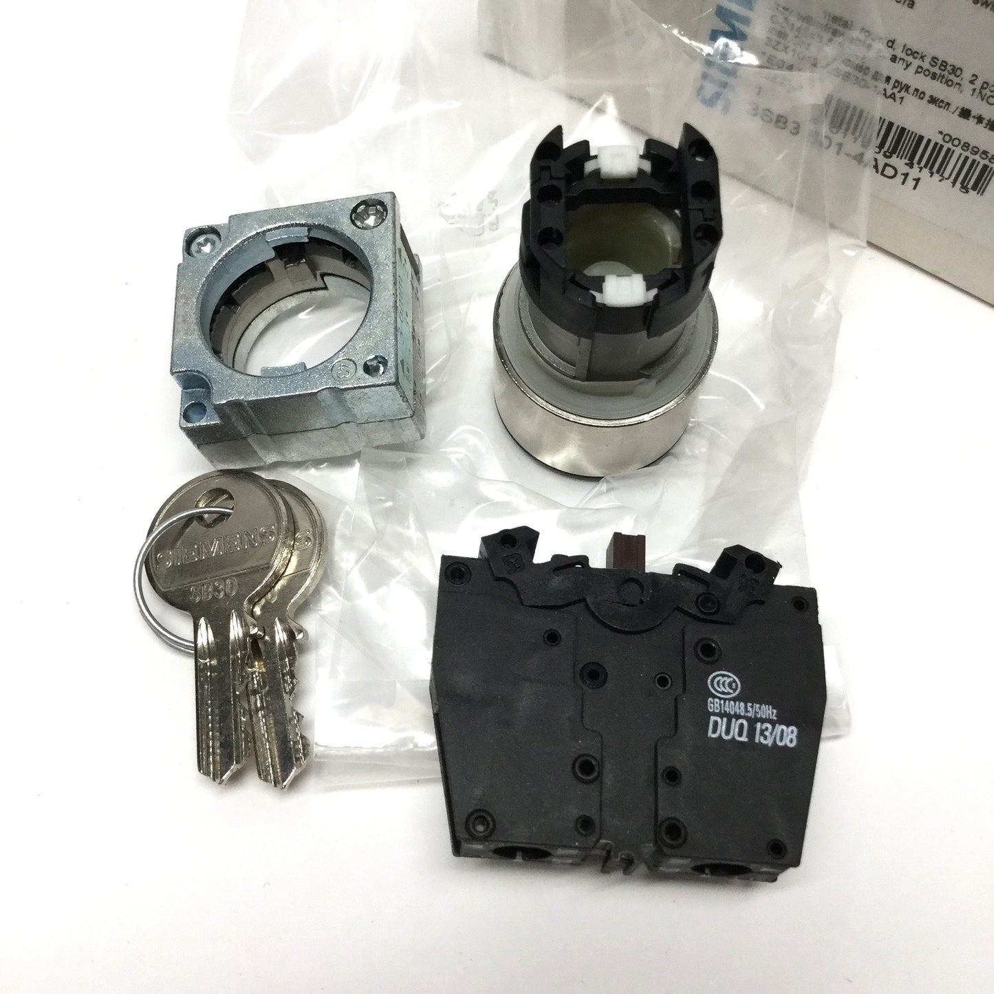 New – Open box Siemens 3SB3 601-4AD11 Keyed Selector Switch, 2-Position, 1NO-1NC Contact Block