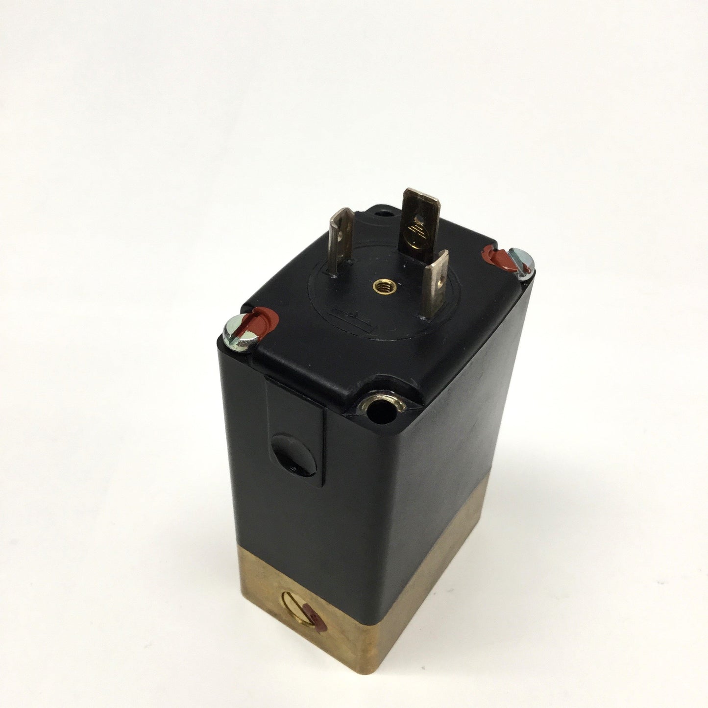 Used Burkert 0331 C 7/64 NBR BR MAN 3/2-Way Brass Solenoid Valve, 24VDC Coil, 0-87psi