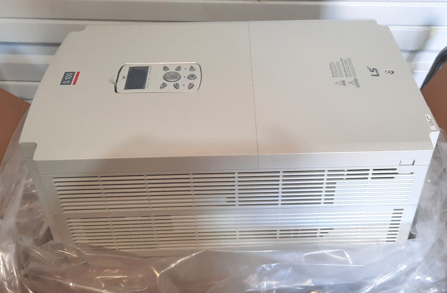 New LS Electric LSLV0370S100-4CONDS Variable Frequency Drive 3 Phase 480VAC 91A 75A