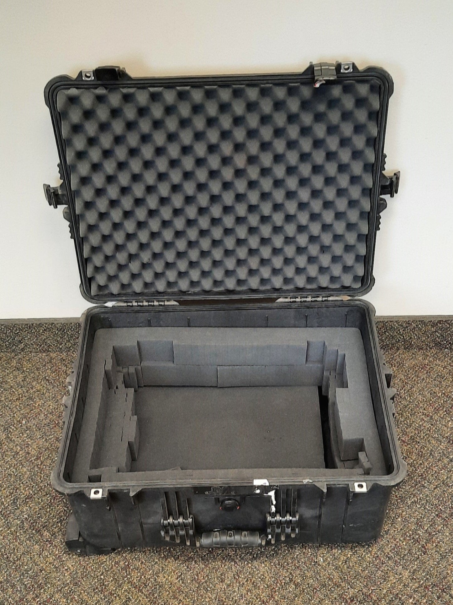 Used Pelican 1610 Watertight Protector Case, Interior Dimensions: 21.8"x16.7"x10.6"