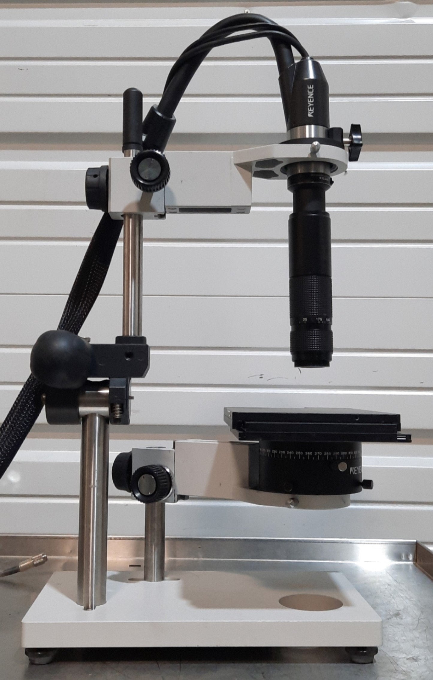 Used Keyence VHX-100K Digital Microscope 15" LCD 1/2" CCD 1600x1200 25-175X w/Stand