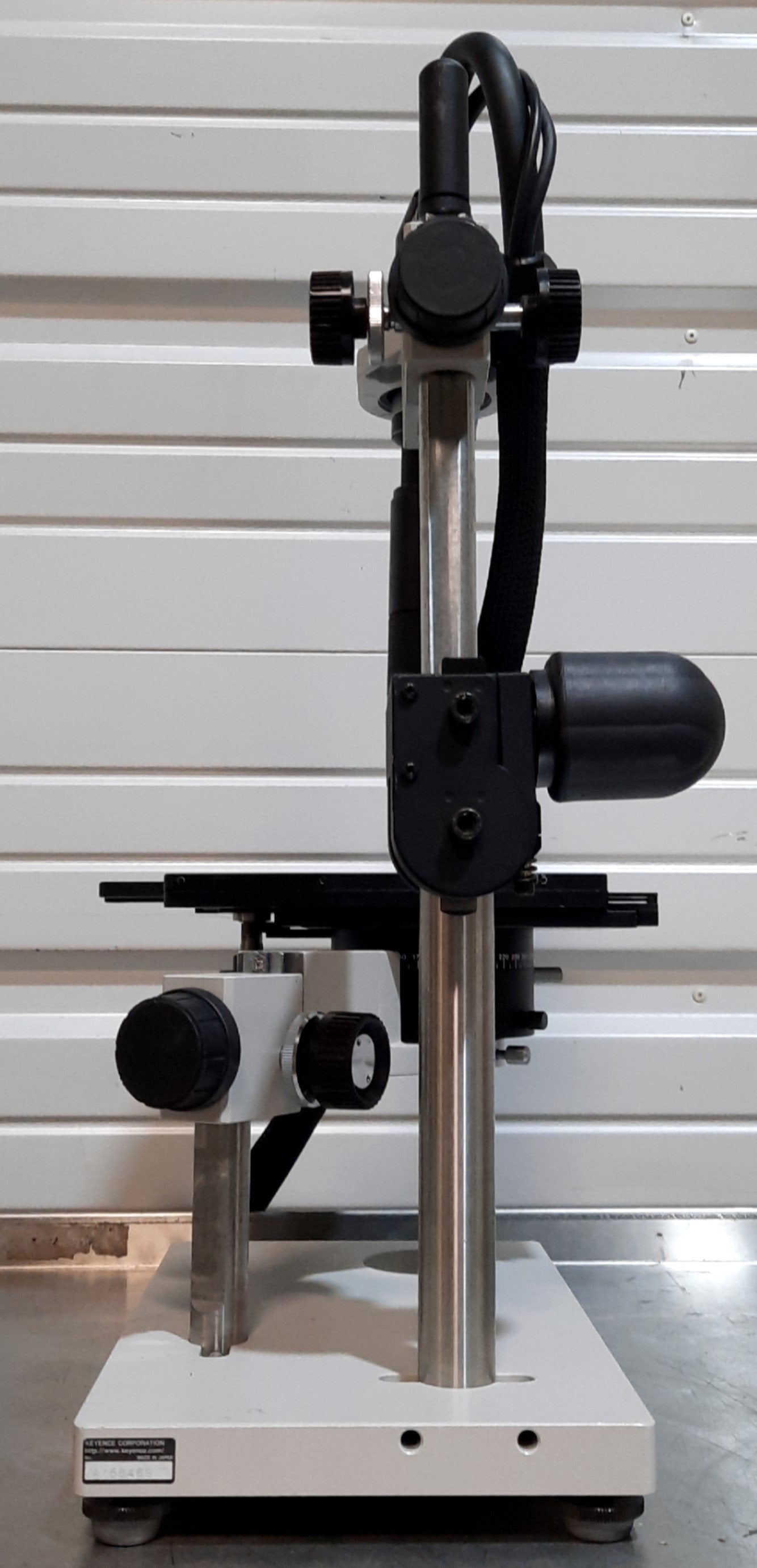 Used Keyence VHX-100K Digital Microscope 15" LCD 1/2" CCD 1600x1200 25-175X w/Stand