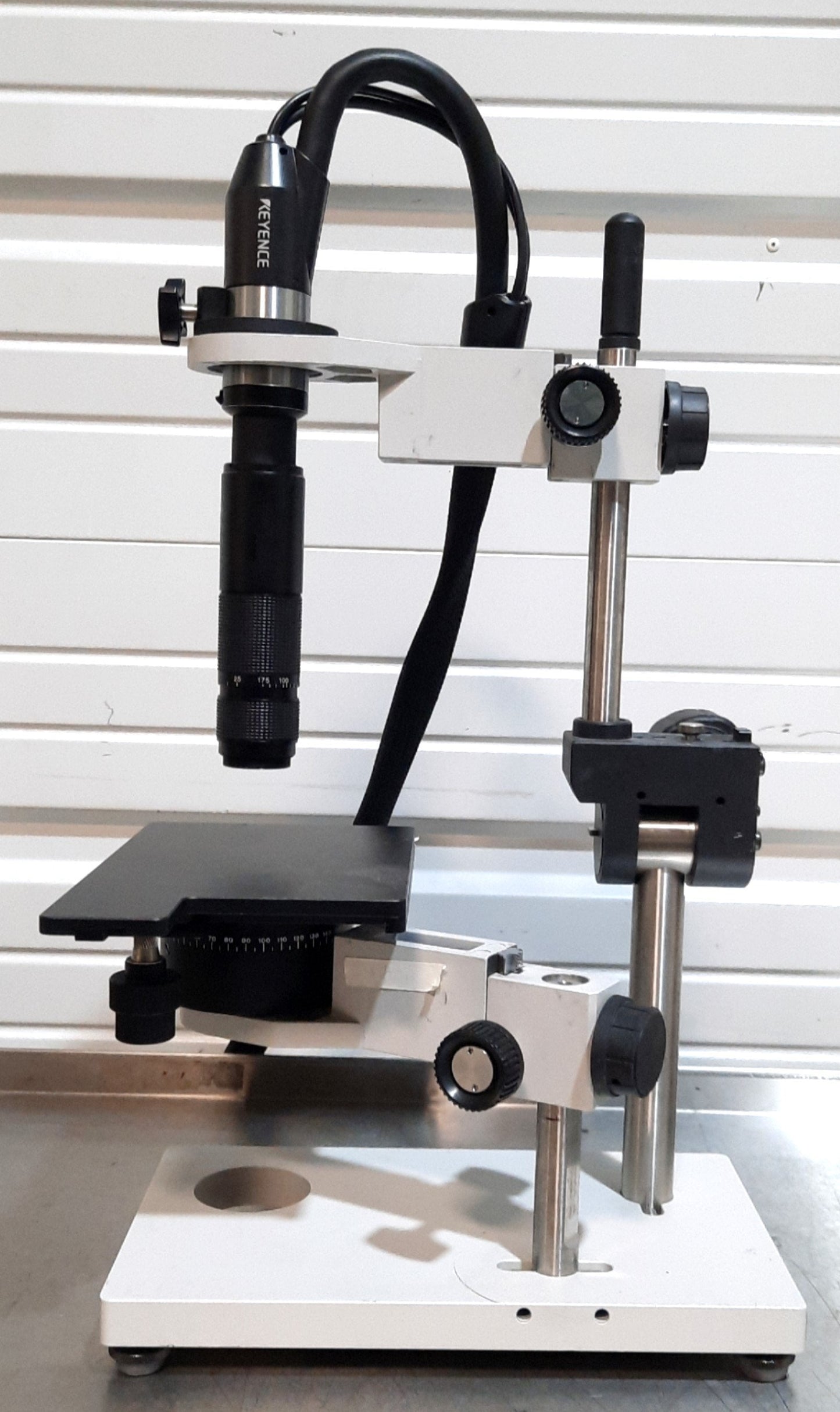 Used Keyence VHX-100K Digital Microscope 15" LCD 1/2" CCD 1600x1200 25-175X w/Stand