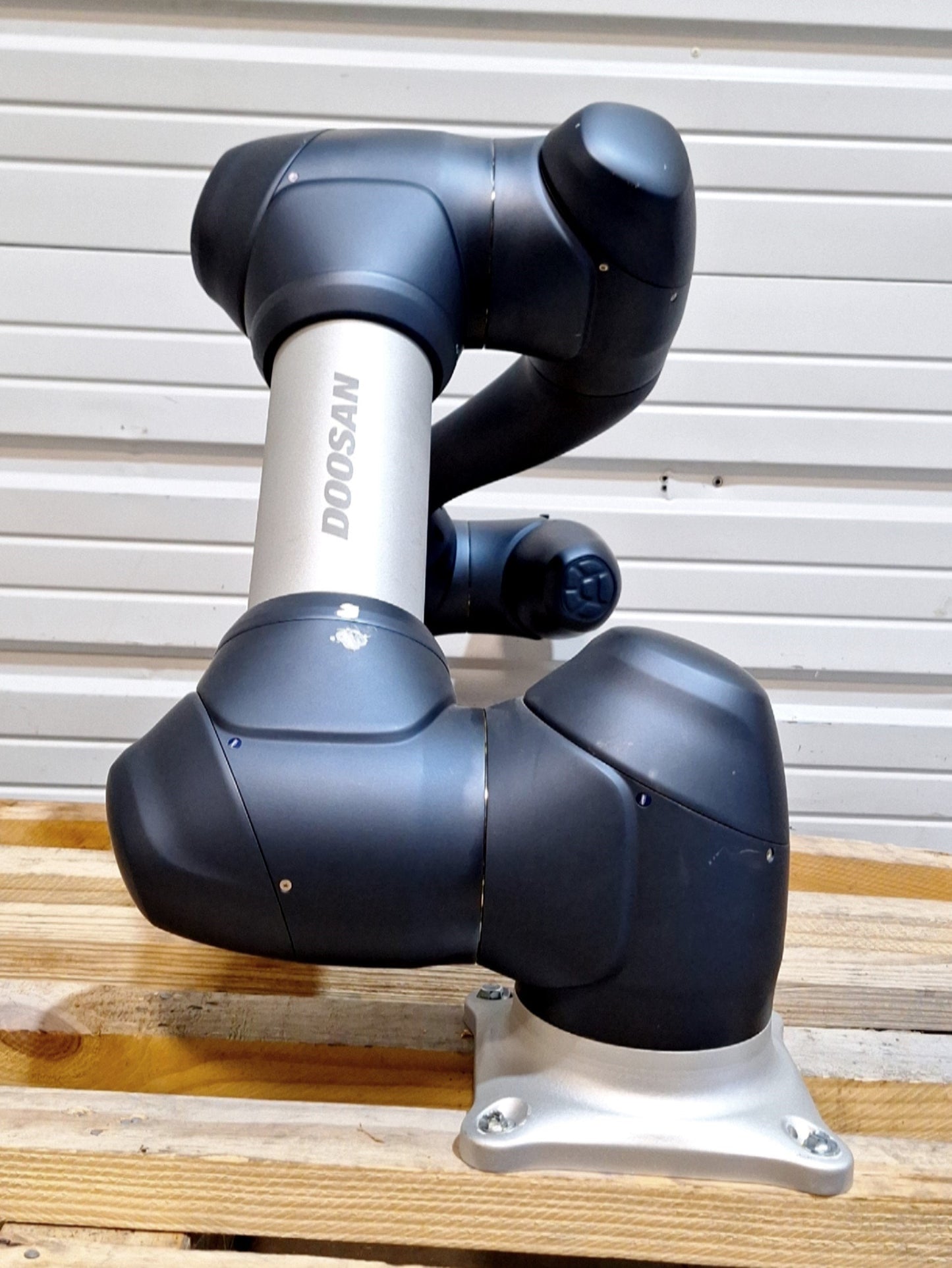 Used DOOSAN M0609 Cobot Robot System 6kg Load 900mm Reach 1m/s ±0.05mm 100-240VAC