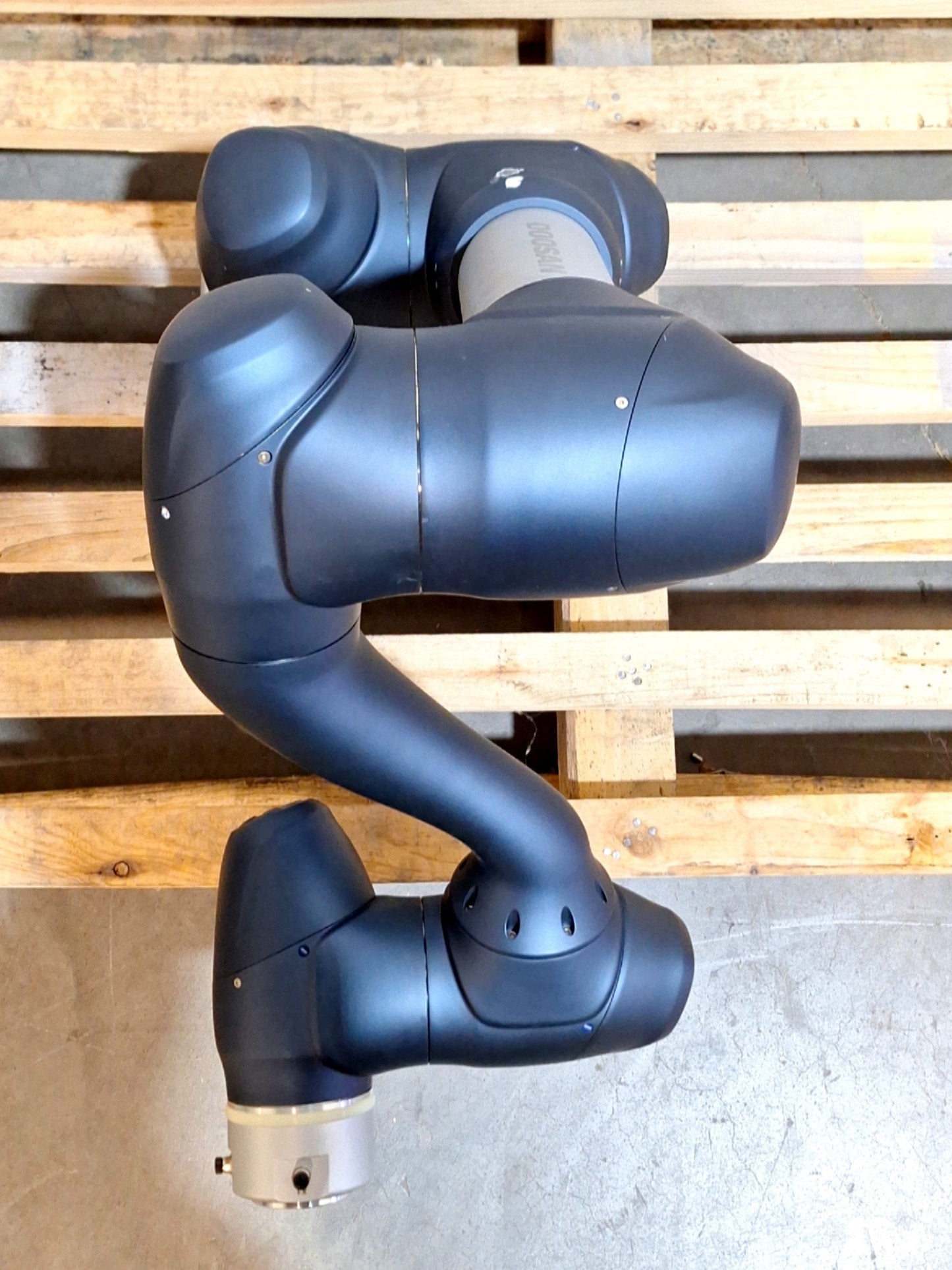 Used DOOSAN M0609 Cobot Robot System 6kg Load 900mm Reach 1m/s ±0.05mm 100-240VAC