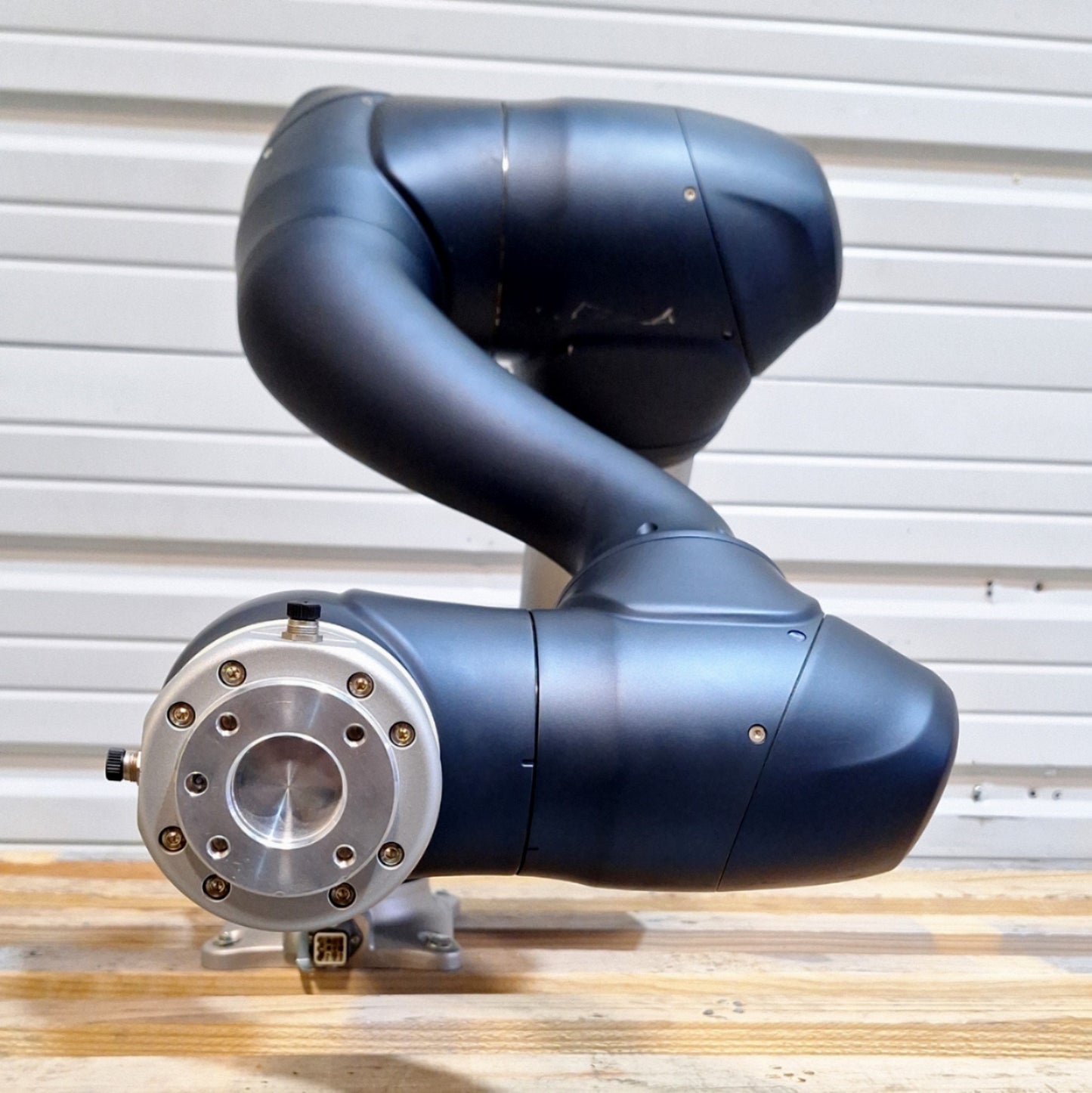 Used DOOSAN M0609 Cobot Robot System 6kg Load 900mm Reach 1m/s ±0.05mm 100-240VAC