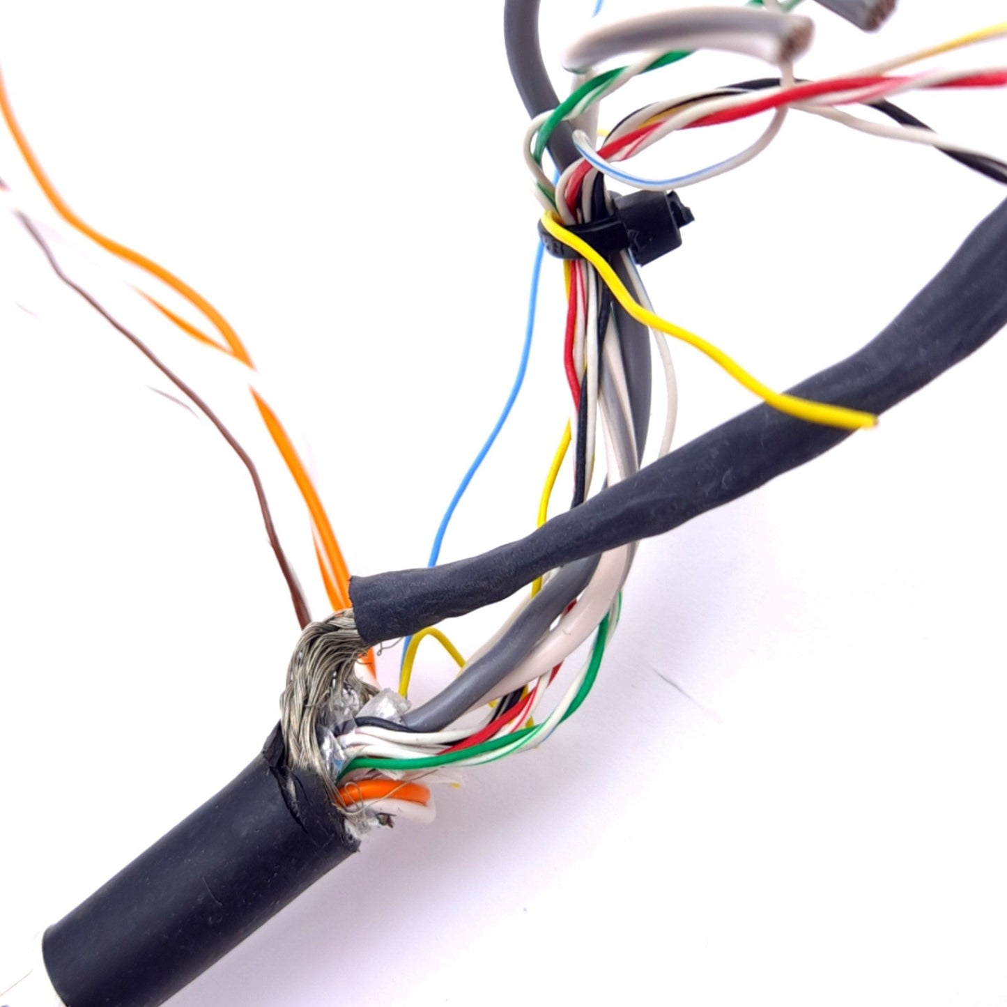 Used Flex Cable 2090-CFBM6DF-CBAA09 Motor Feedback Cable, AMP 28-Pin Female, 2m