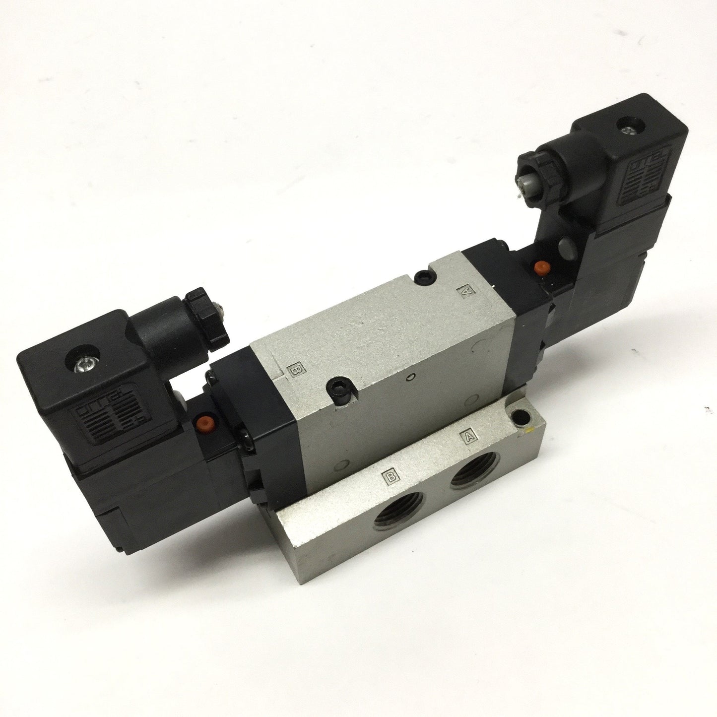 Used SMC VF5244-1DZ Double Solenoid Valve 5-Port, 2-Position, 1/2" NPT, 110/120VAC