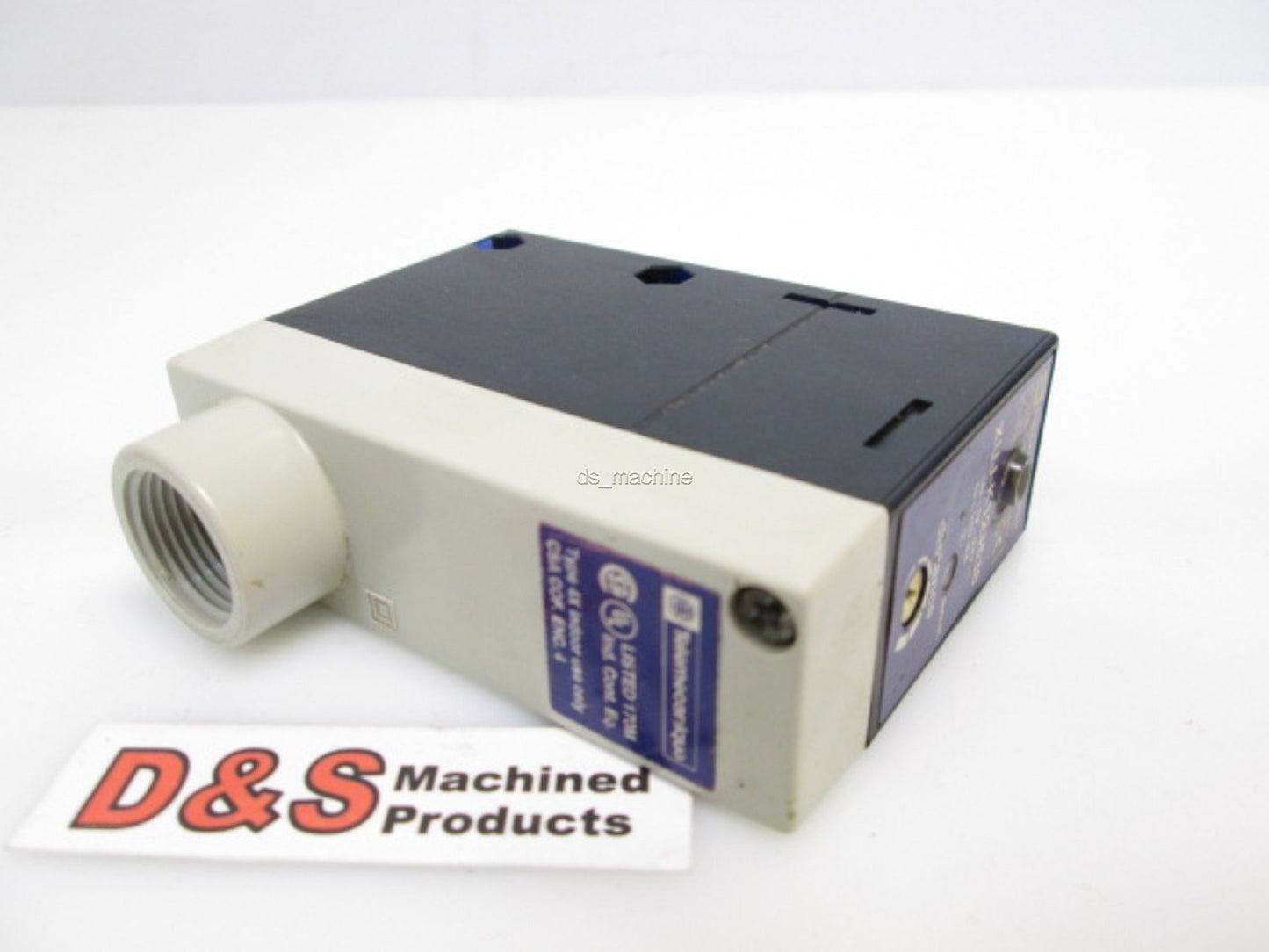 Used Telemecanique XUJ-K123538 Photoelectric Sensor 10-38VDC 48"Range