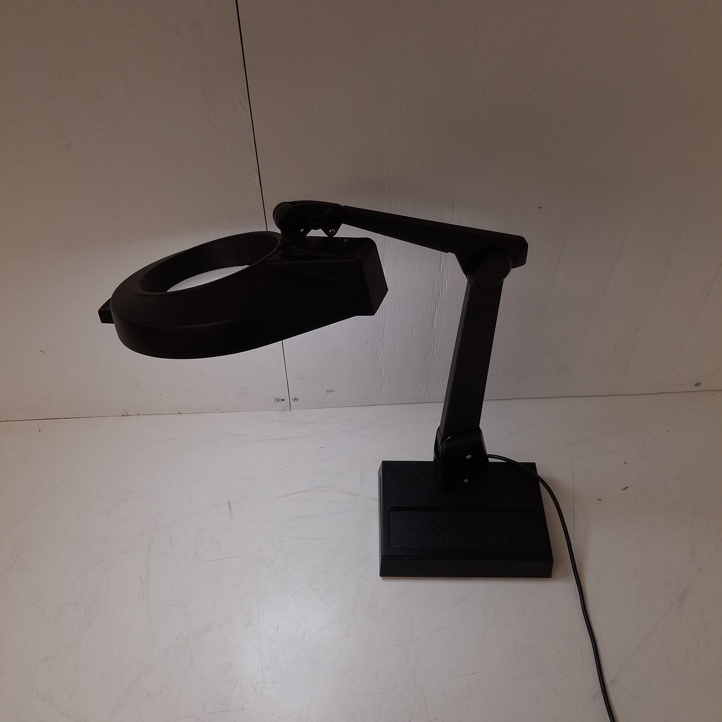 For parts or not working Dazor MC100-5 Illuminated Magnifier, 5D (2.25x), 120VAC, *Broken Clamp*