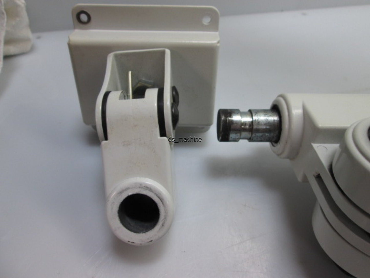 Used Adjustable Arm 22-02-4 Weight Capacity: 9.9lbs - 17.6lbs, 20" x 8" x 6"