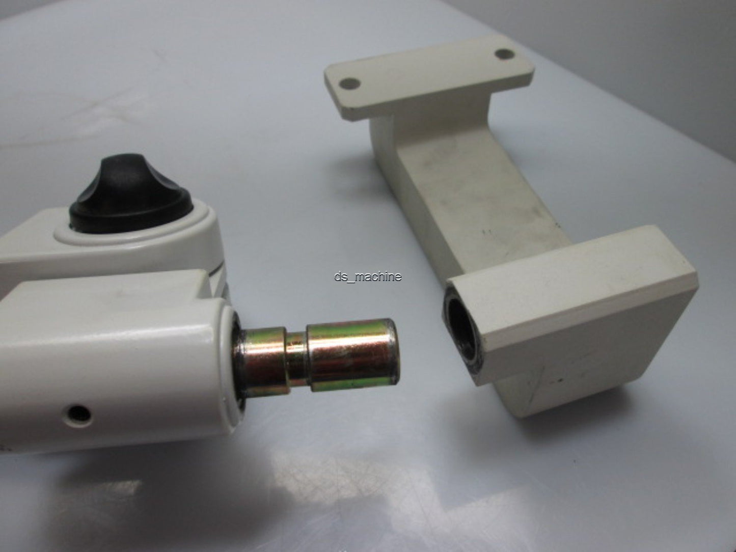 Used Adjustable Arm 22-02-4 Weight Capacity: 9.9lbs - 17.6lbs, 20" x 8" x 6"