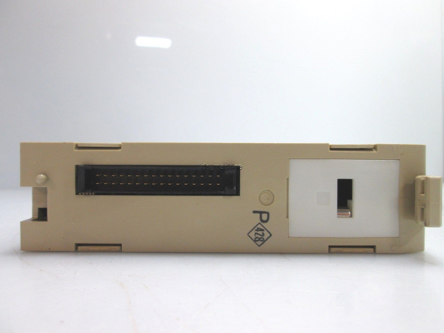 Used OMRON C200H-OA222 Output Unit 100-240VAC 0.3A/Point. 2A/Unit