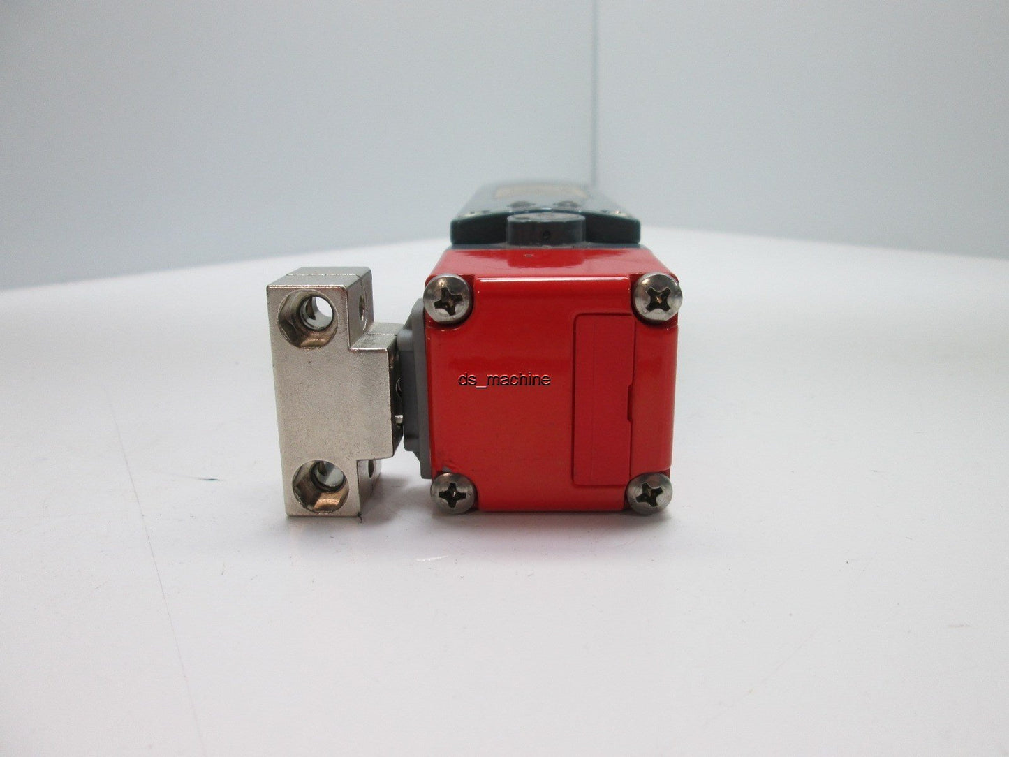 Used Leuze Electronic L200-M1C3-SLM24-L2G Safety Locking Device w/Key