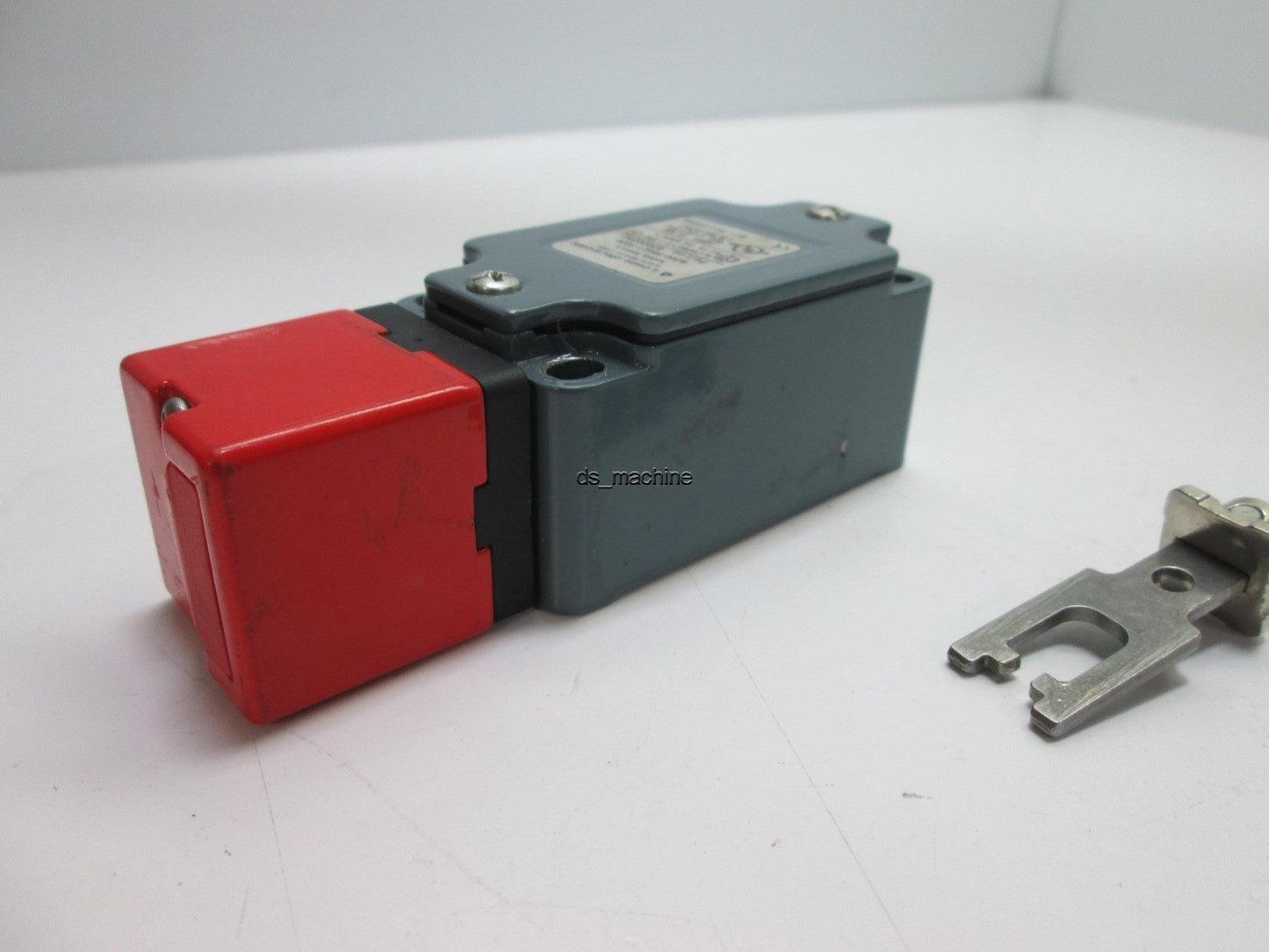 Used Leuze Electronic S200-M4C1-M20 Safety Switch, Face Right With Key