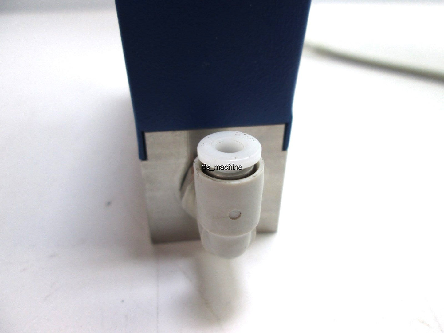 Used M+W Instruments D-6230 Mass-Stream Mass Flow Controller, 50 In/Min, N2 Gas 24VDC