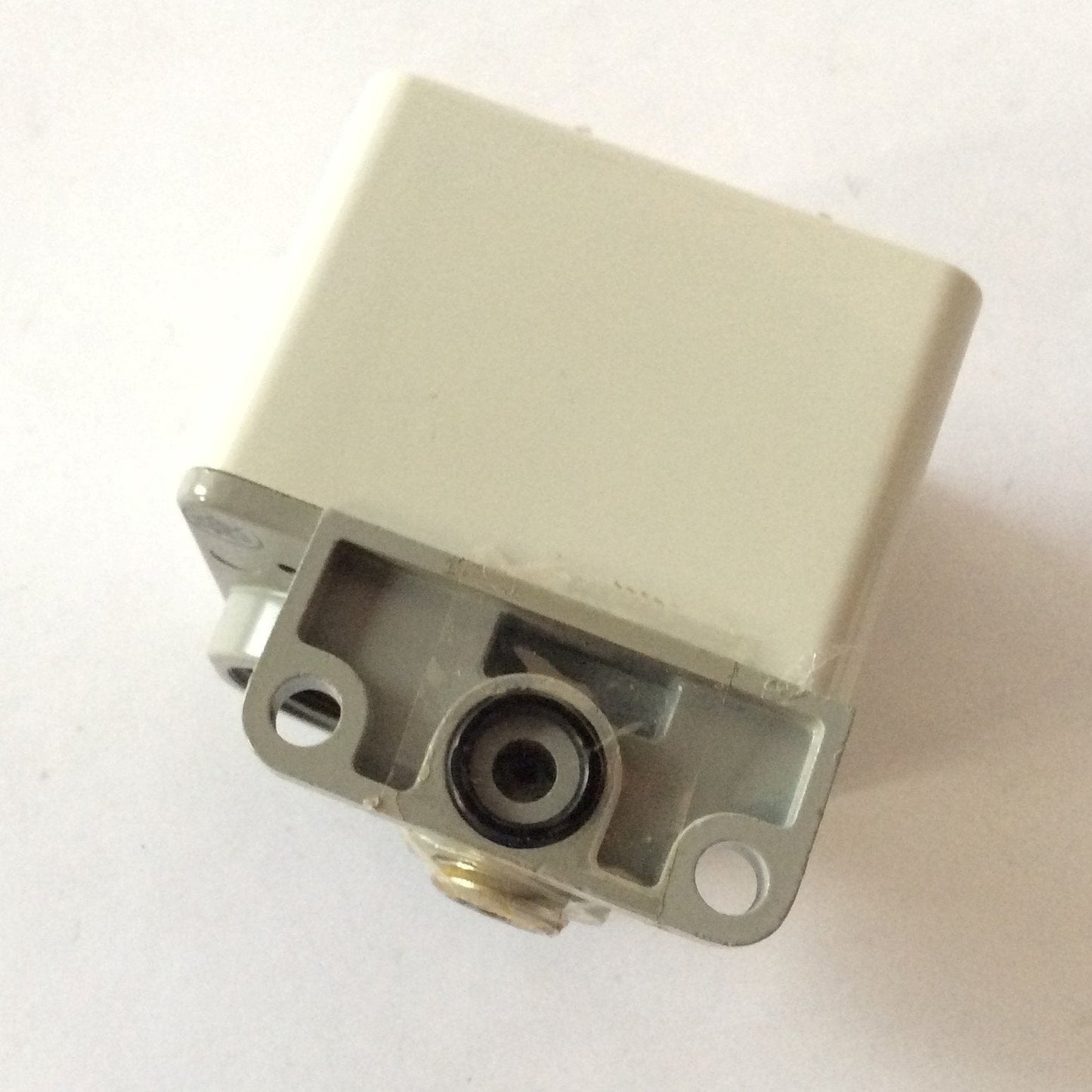 New SMC IS3100 Pneumatic Pressure Switch, Gasket Piping 0.1-0.7MPa, 125/250VAC 30VDC