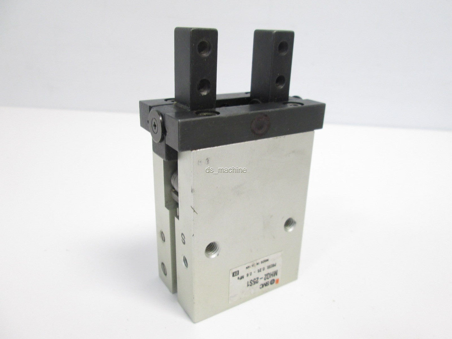 Used SMC MHQ2-25S1 Parallel Pneumatic Gripper, Spring Open, 16.5mm Stroke 0.25-0.6MPa