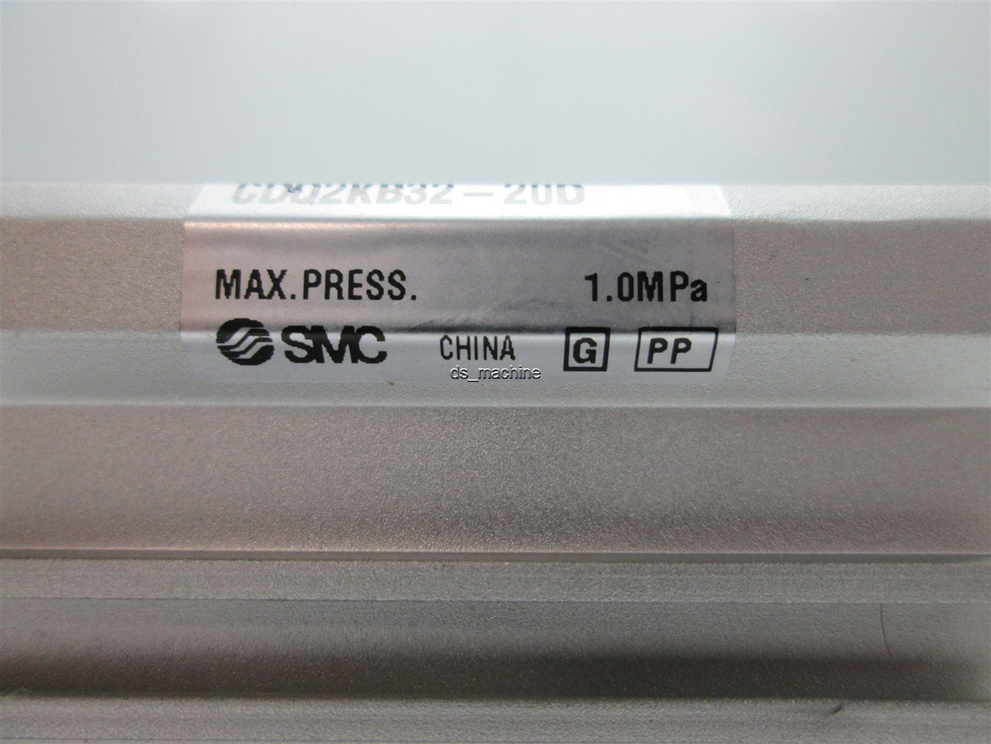 New – Open box SMC CDQ2KB32-20D Double Acting Pneumatic Cylinder 32mm Bore, 20mm Stroke, 145PSI