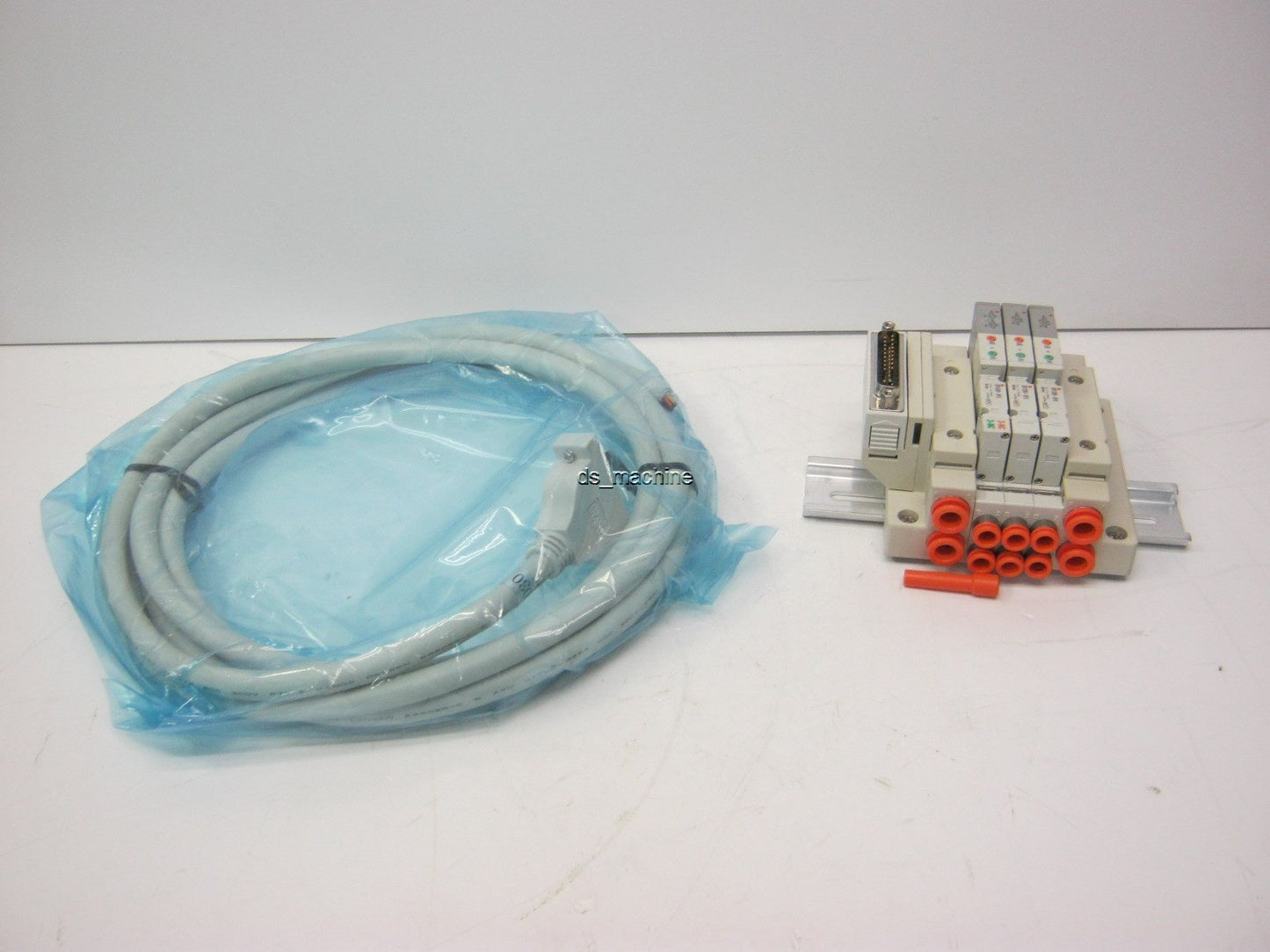 New SMC Manifold Valve Assembly (2x) SV1200-5FU (1x) SV1A00-5FU 24VDC