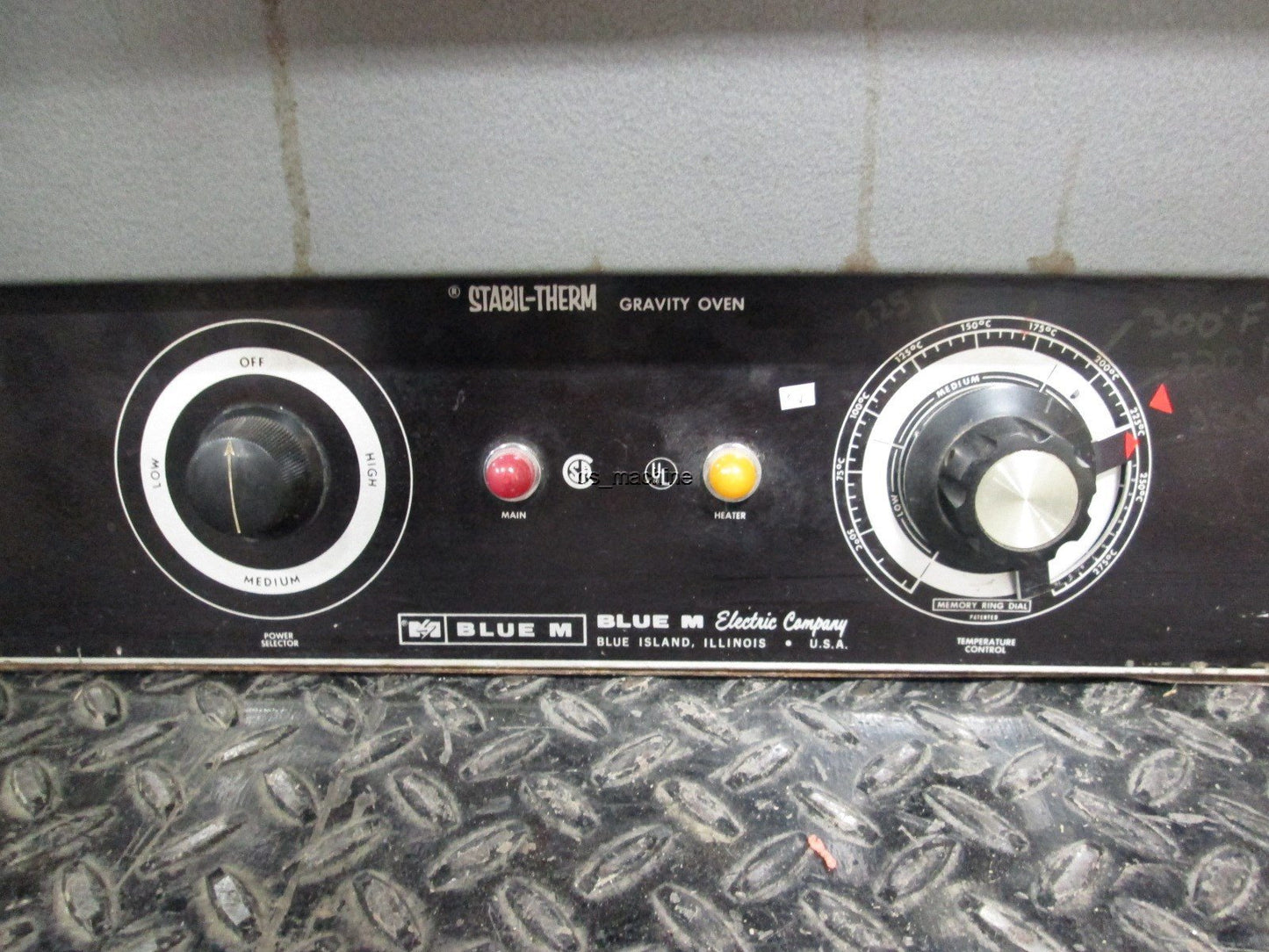 Used Blue M OV-18C Laboratory Oven 240VAC 8A 1PH 1.9kW 38° to 288°C *Hole in Door*