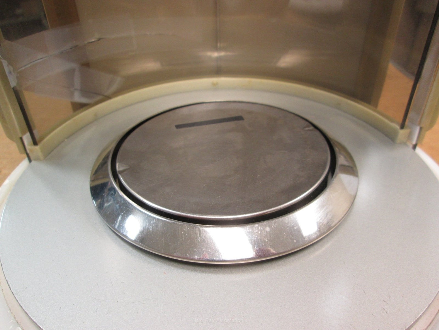 For parts or not working AND HA-200A Analytical Balance with Automatic Door *Door Malfunction For Parts*