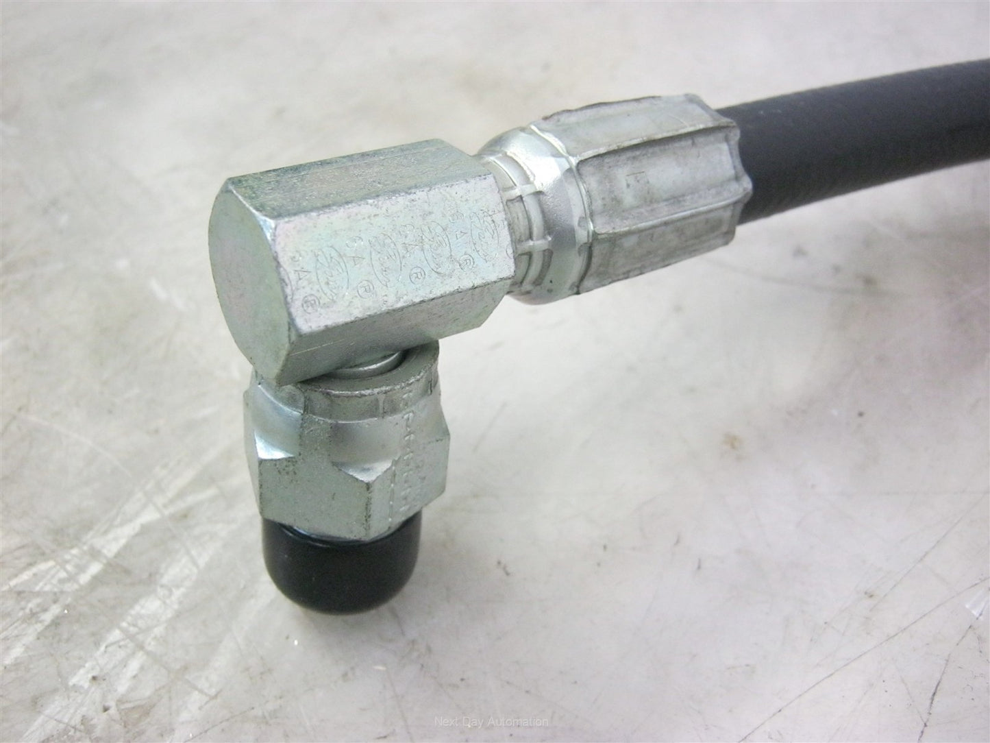 New – Open box Gates 6M3K Hydraulic Hose 3000PSI 3/8" 32", 3/8" MNPT NPT Pipe Thread 90° Offset