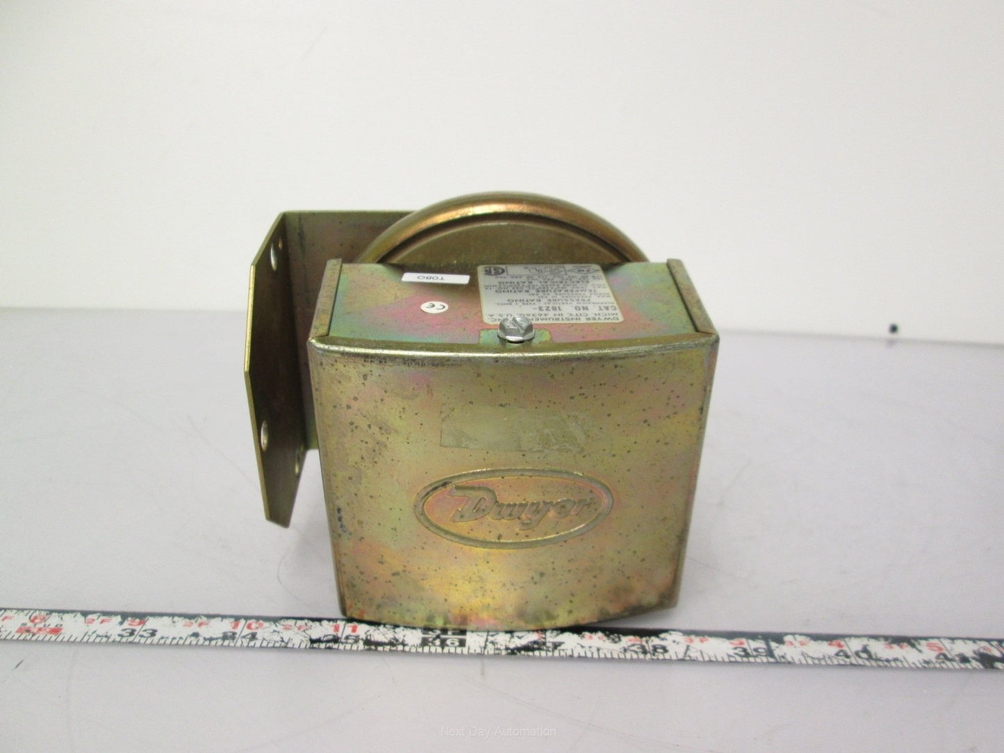 Used Dwyer 1823 Diaphragm Vertical Switch 10PSI 120/250/480VAC 15A