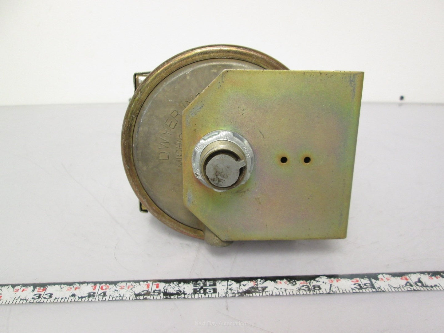 Used Dwyer 1823 Diaphragm Vertical Switch 10PSI 120/250/480VAC 15A
