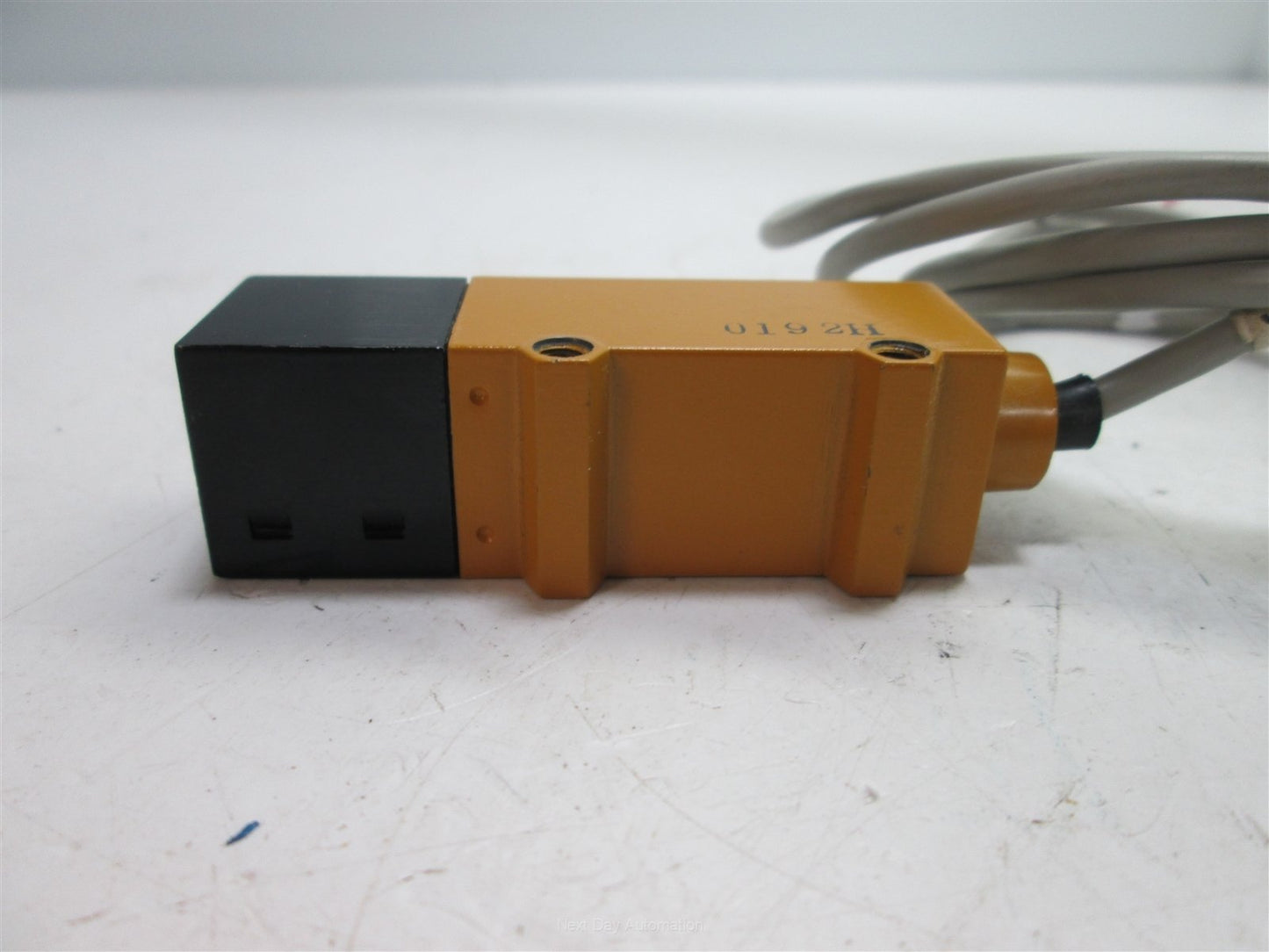 Used Omron E3S-RS30B42-30 Photoelectric Sensor, Voltage: 12-24VDC
