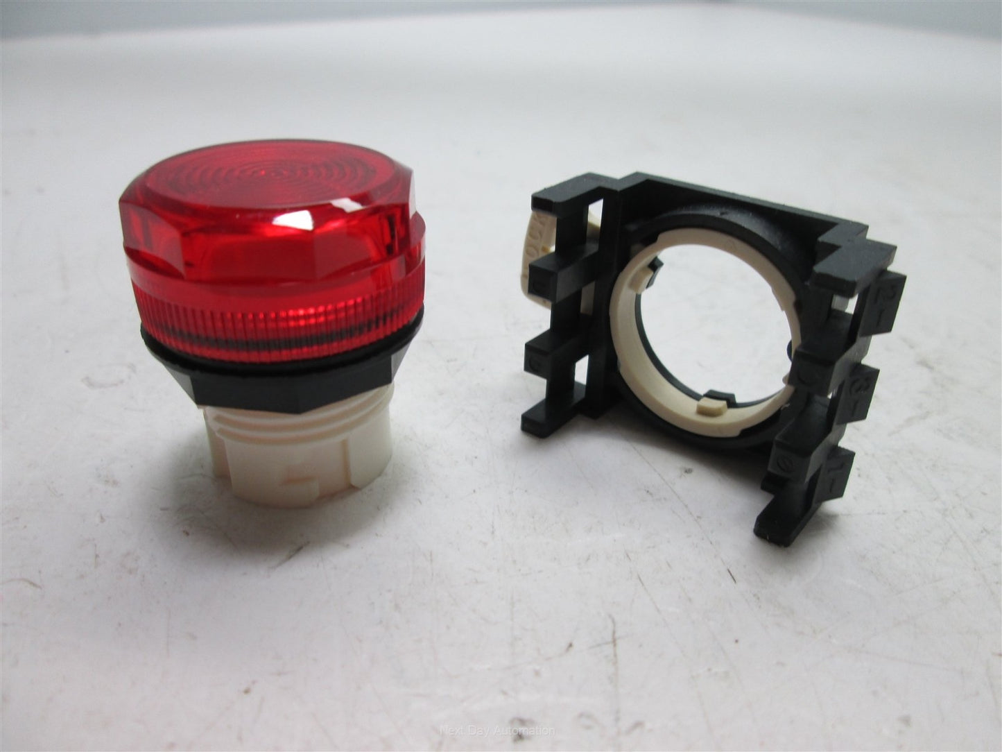 New Cutler Hammer E22H2X10 Pilot Light, Red Plastic Lens, 22.5mm Bayonet