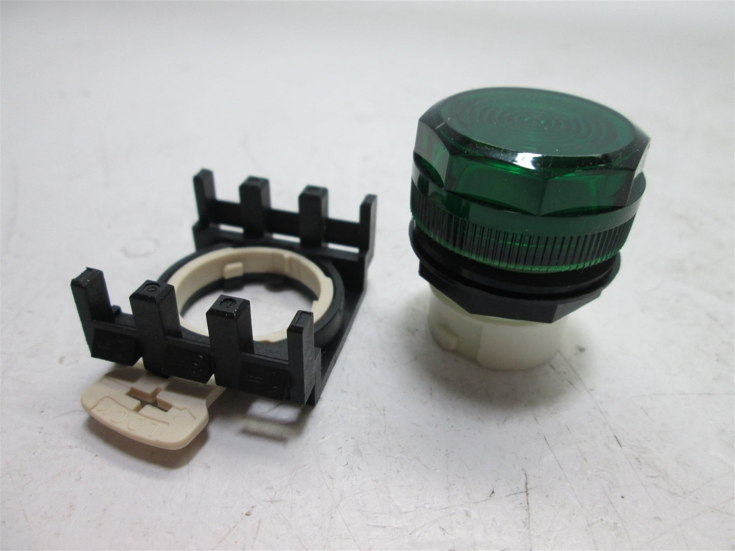 New Cutler Hammer E22H3X10 Pilot Light, Green Plastic Lens, 22.5mm Bayonet