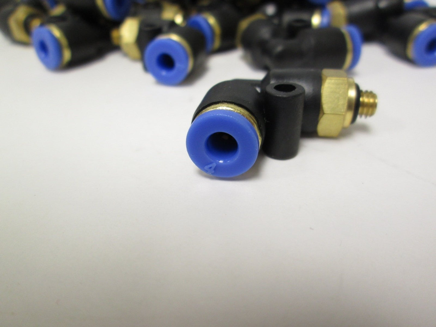 New Lot of 100 New Pneumatic Push-In Fitting: 4mm Tubing, 90° Elbow, M5 x 0.8 Thread