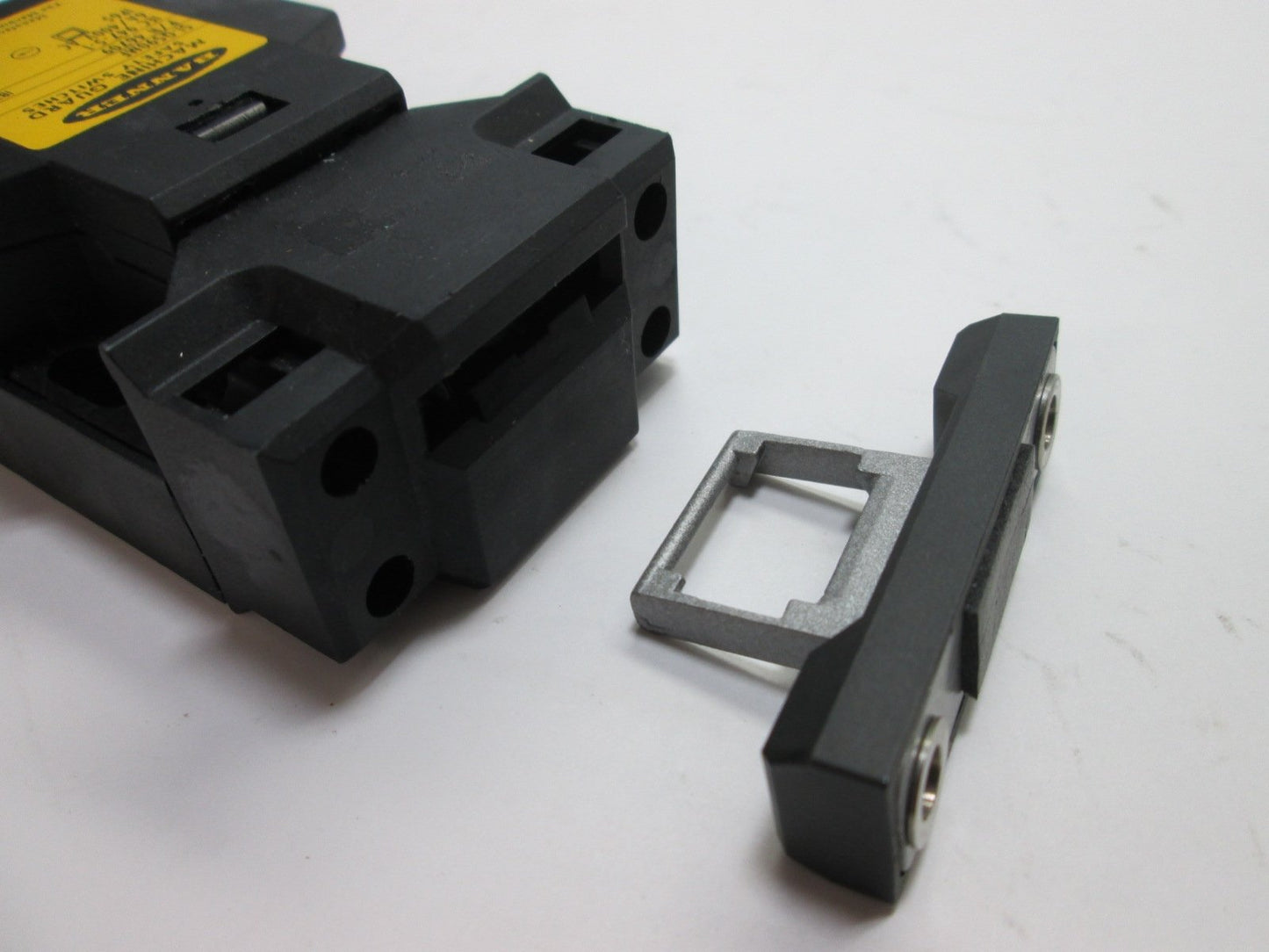 Used Banner SI-QS90MF Safety Door Switch, Power: 400VAC 6A, Contacts: 2x N/C & 1x N/O