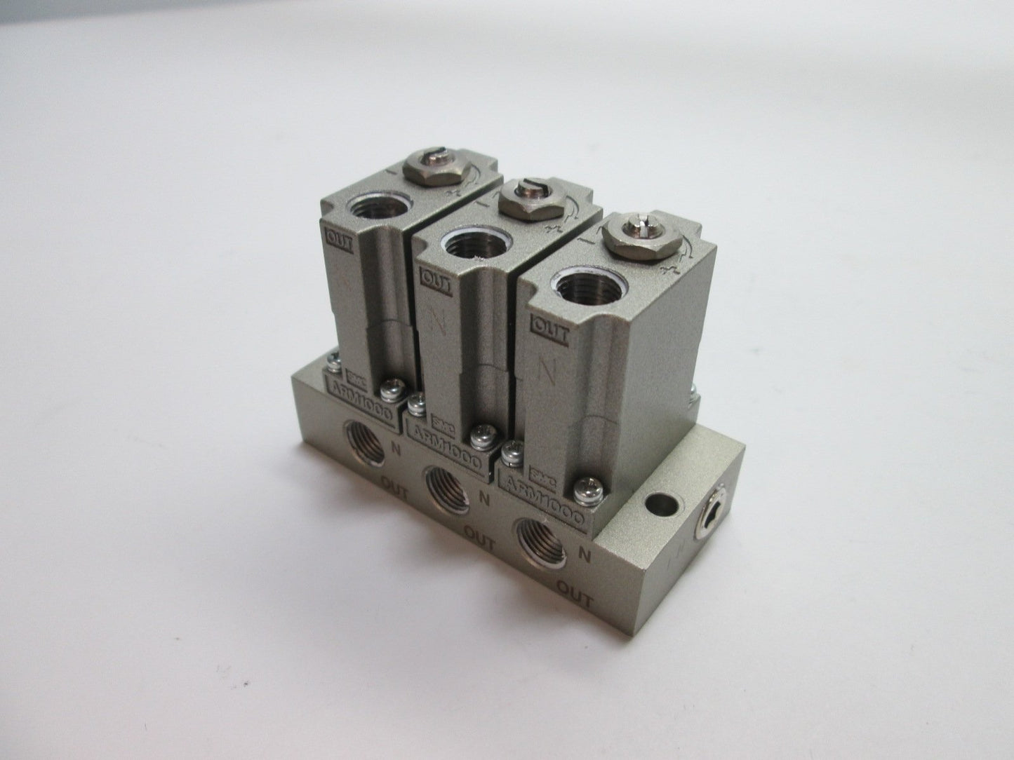 Used Bank of 3 SMC ARM1000 Manifold Regulators, Max Pressure: 0.8MPa (116psi)